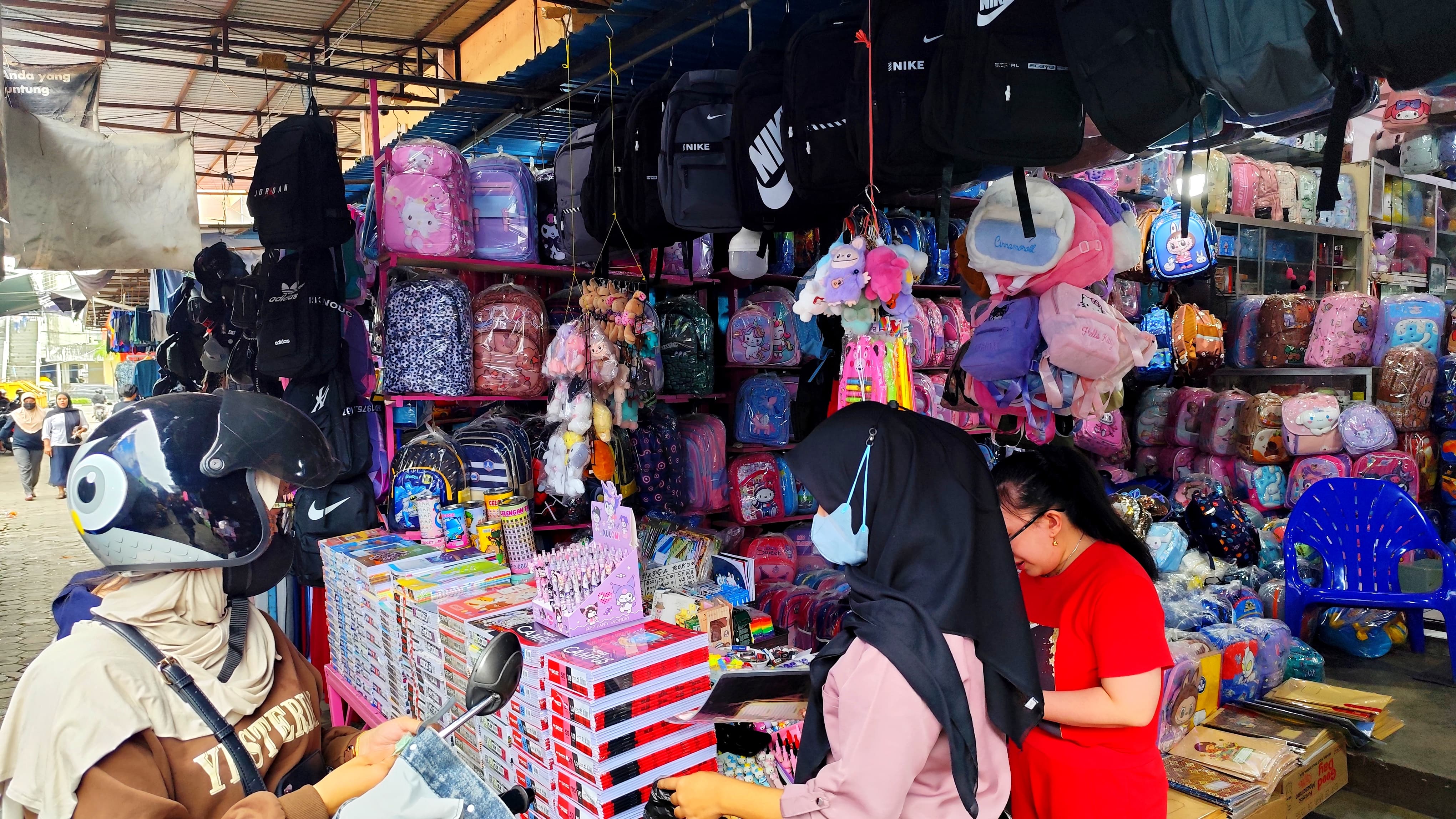 MENINGKAT: Salah satu toko yang menjual alat tulis di Pasar THM.FOTO:&nbsp;NATANAEL/RADAR TARAKAN