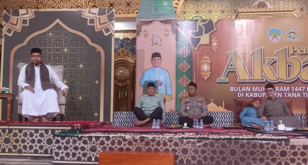 TAUSIAH: Abuya Arrazy menyampaikan kisah Nabi Muhammad SAW di Pengajian Akbar yang digelar di Masjid Agung At Taqwa Tideng Pale.(IST)