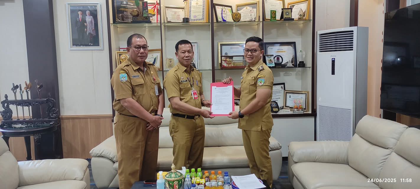 DIUMUMKAN: Bupati Tana Tidung Ibrahim Ali menerima hasil akhir selter Sekda yang diserahkan langsung Ketua Pansel Datu Iqro Ramadan belum lama ini.(FOT0: ist)