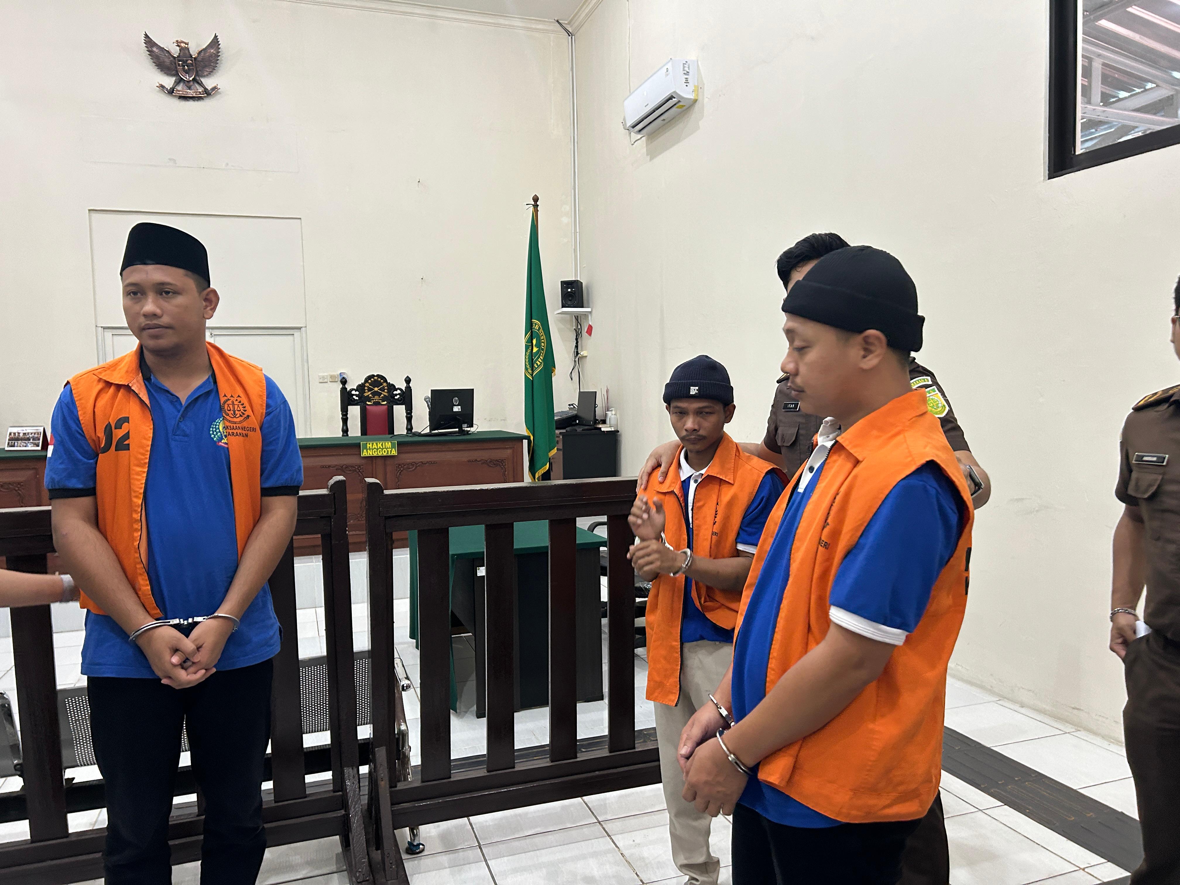 REPLIK : Ketiga terdakwa perkara narkotika 74 kg yang mengikuti sidang dengan agenda replik berlangsung di PN Tarakan.FOTO:&nbsp;ELIAZAR/RADAR TARAKAN