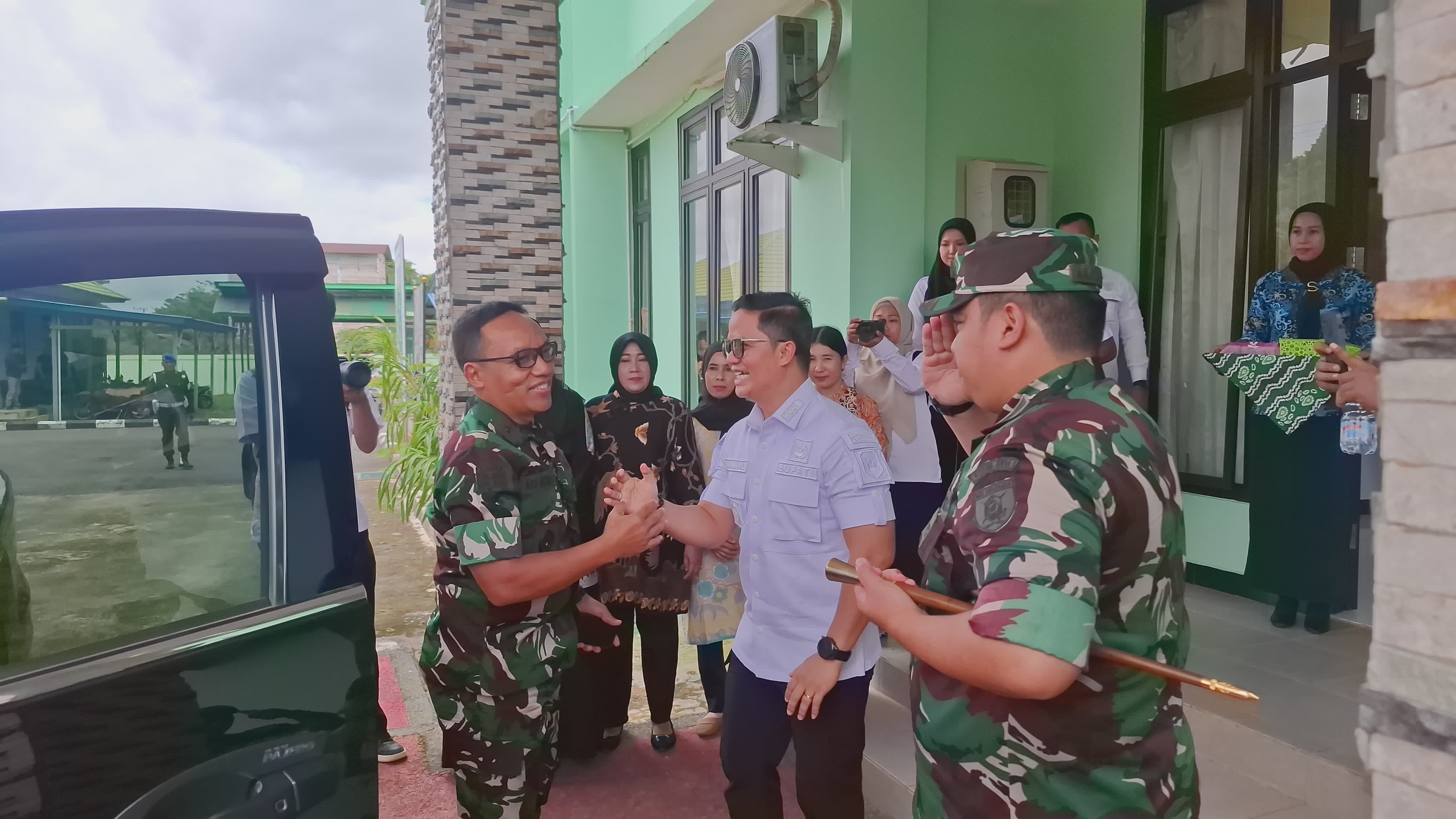DISAMBUT HANGAT: Bupati dan Dandim menerima kunjungan kerja Kasdam di Makodim 0914/Tnt, Rabu (9/6/2025).