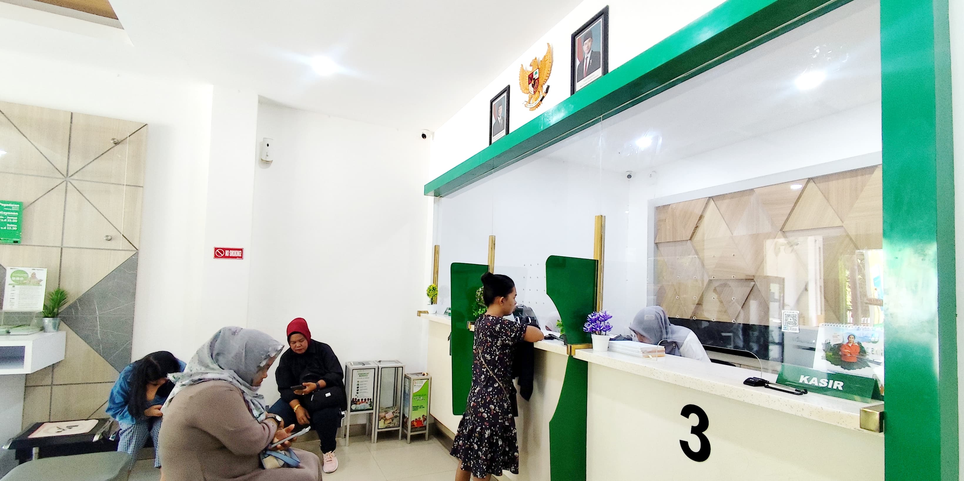 PENUHI KEBUTUHAN : Suasana transaksi gadai di Kantor Cabang Pegadaian Syariah Tarakan. FOTO:NATANAEL/RADAR TARAKAN