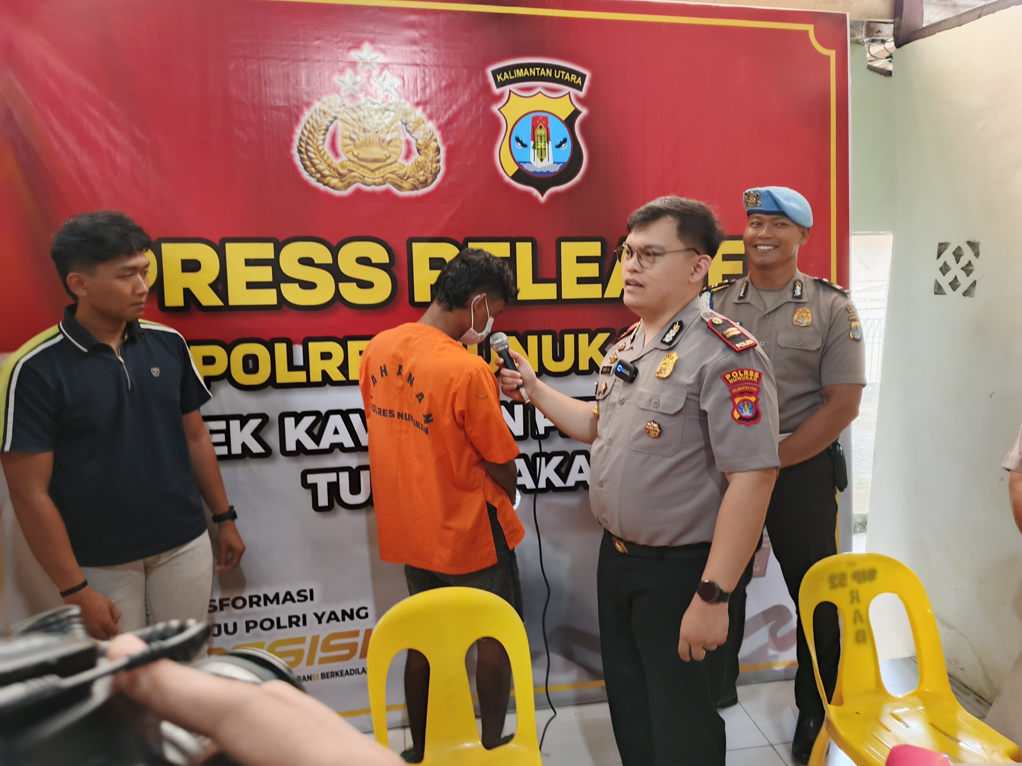DIPERIKSA: MN (21) dihadirkan saat KSKP Nunukan konferensi kasus pencurian yang dia lakukan, Kamis (10/7).FOTO:&nbsp;RIKO ADITYA/RADAR TARAKAN