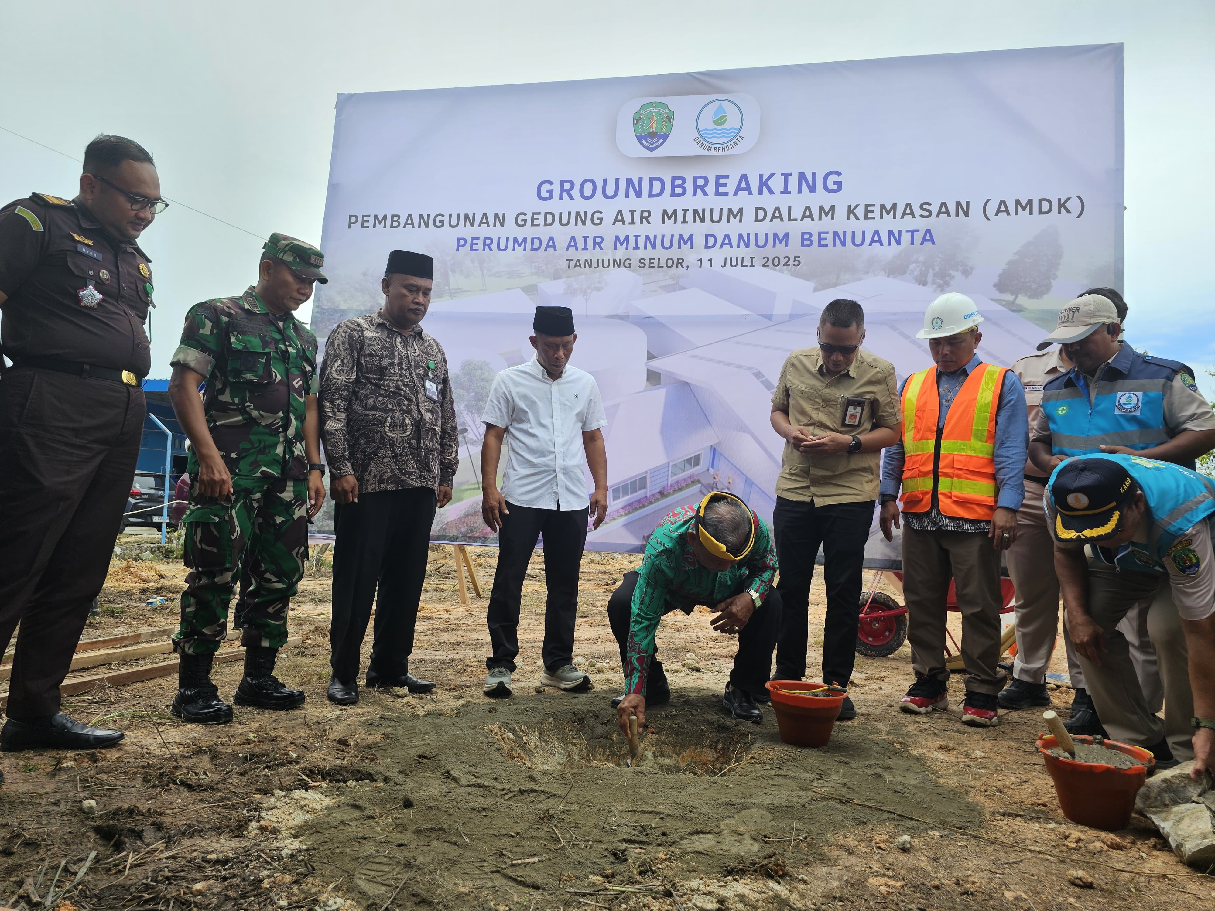 AIR MINUM : Ketua FKDM Bulungan melakukan groundbreaking pembangunan AMDK disaksikan Bupati Bulungan, Jumat (11/7).