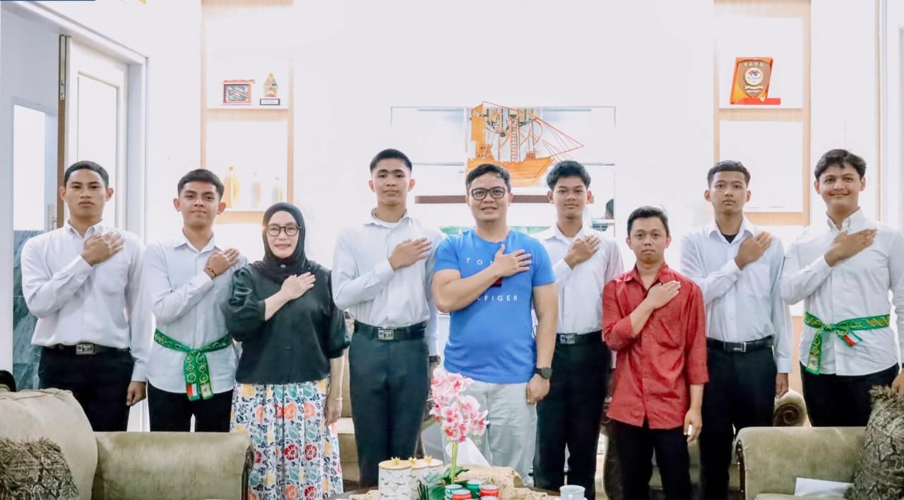 MEMBANGGAKAN: Bupati Ibrahim Ali berfoto bersama duta Paskibraka nasional dan provinsi asal Tana Tidung, didampingi perwakilan Badan Kesbangpol Tana Tidung.(FOTO;ist)
