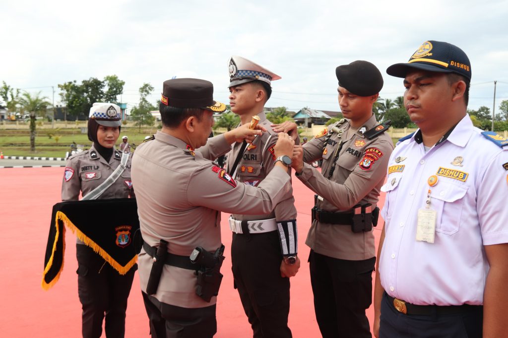 PENYEMATAN : Kapolda Kaltara menyematkan pita dalam apel gelar pasukan.