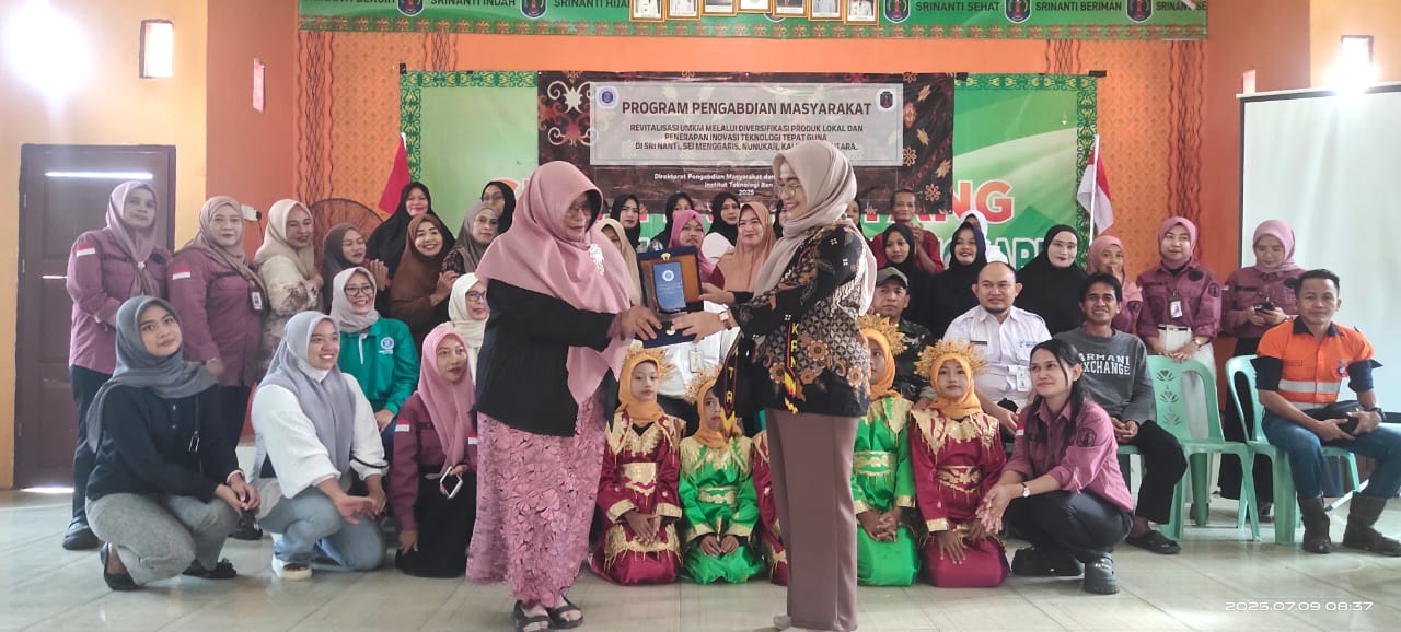 EDUKASI: Kepala Desa Srinanti, Rusmini Hakim ketika menyambut langsung kedatangan Tim pengabdian ITB. FOTO:DOK DESA SRINANTI