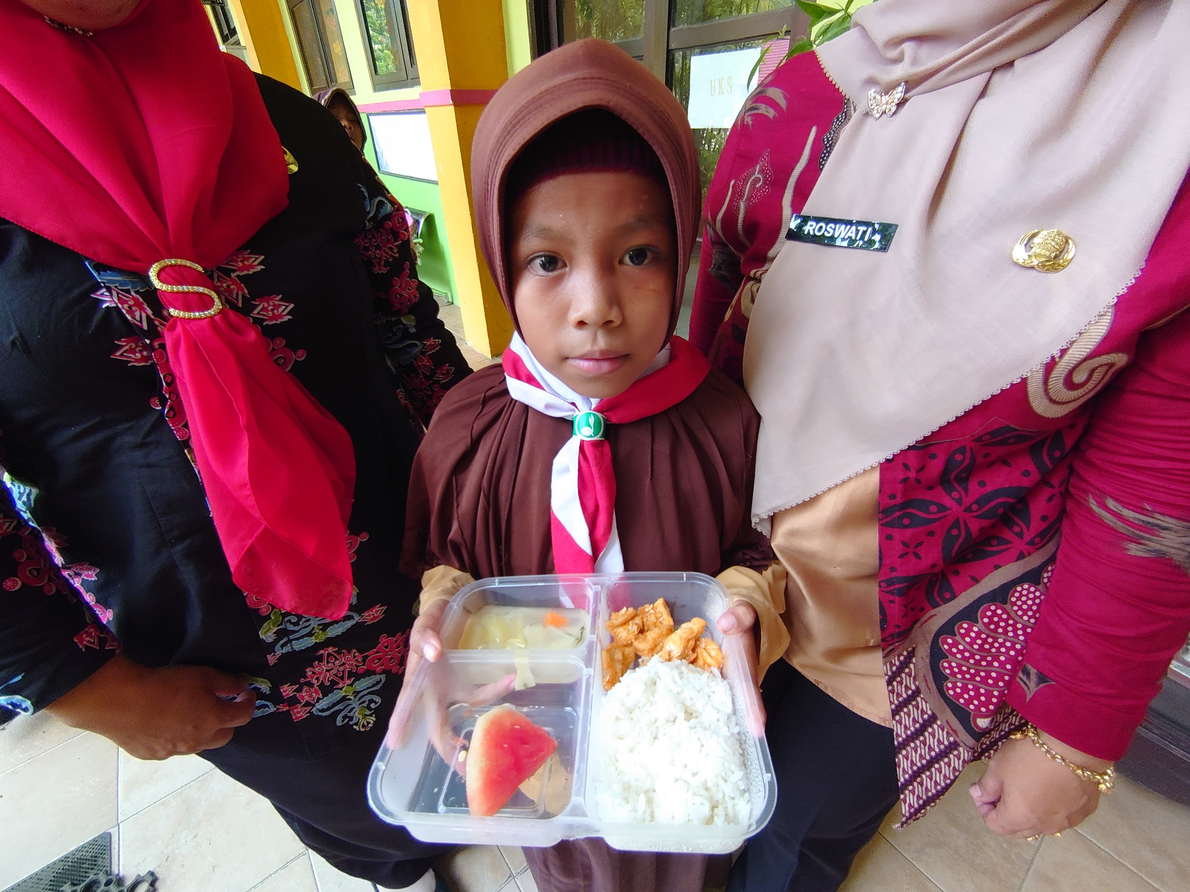 MAKAN BERGIZI: Senin (14/7) menjadi hari pertama pelaksanaan MBG di Sebatik. FOTO: DOK RADAR TARAKAN