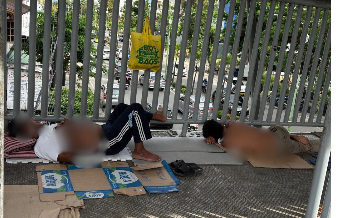 BUTUH PERHATIAN: Kondisi Jembatan Penyeberangan Orang (JPO) di Tarakan yang dipenuhi gelandangan.FOTO:&nbsp;WILDAN/RADAR TARAKAN