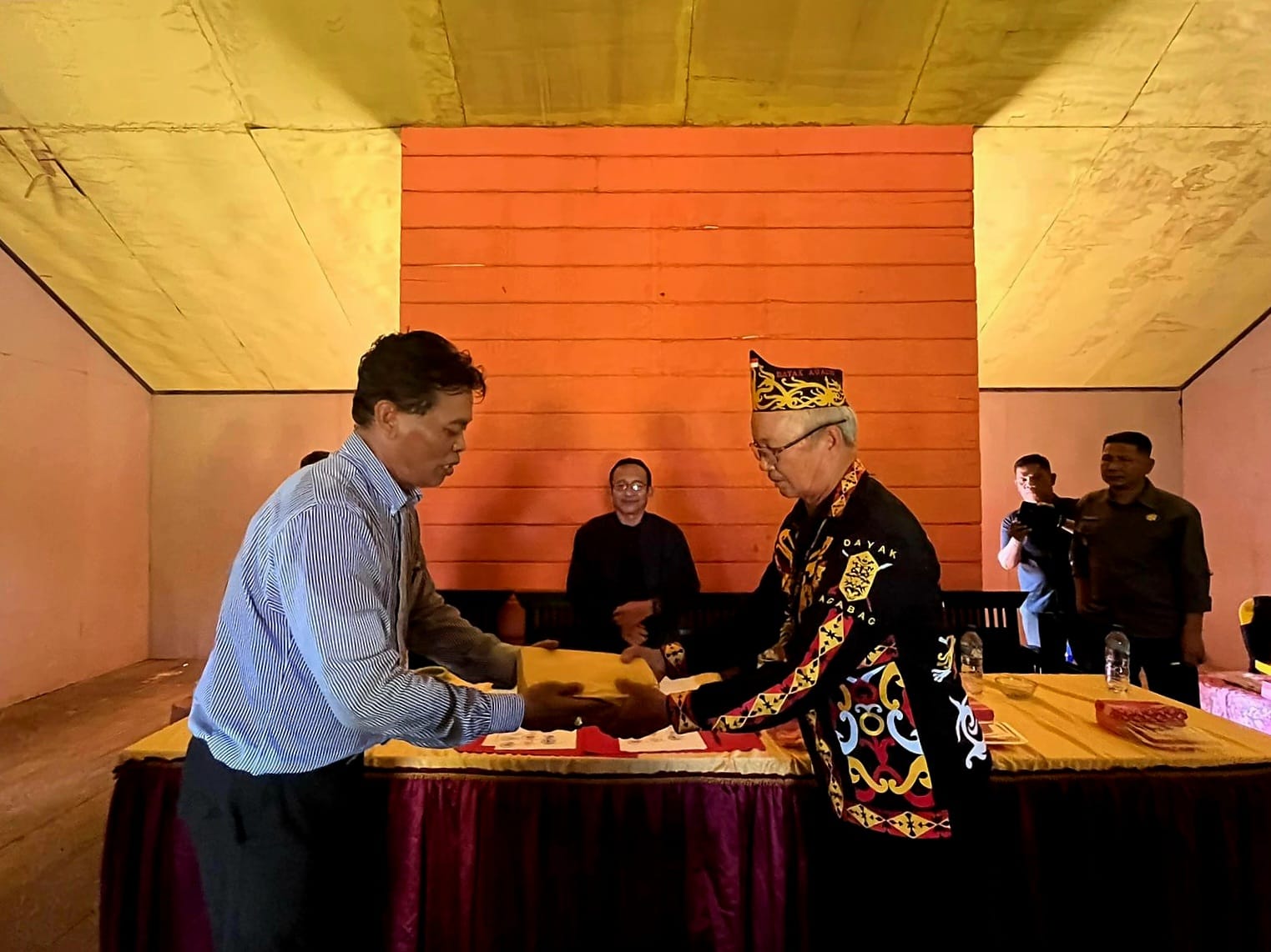 KOMITMEN: Estate Manager AHL Sembakung, Payung Purba menyerahkan Tali Asih kepada Masyarakat Sembakung.