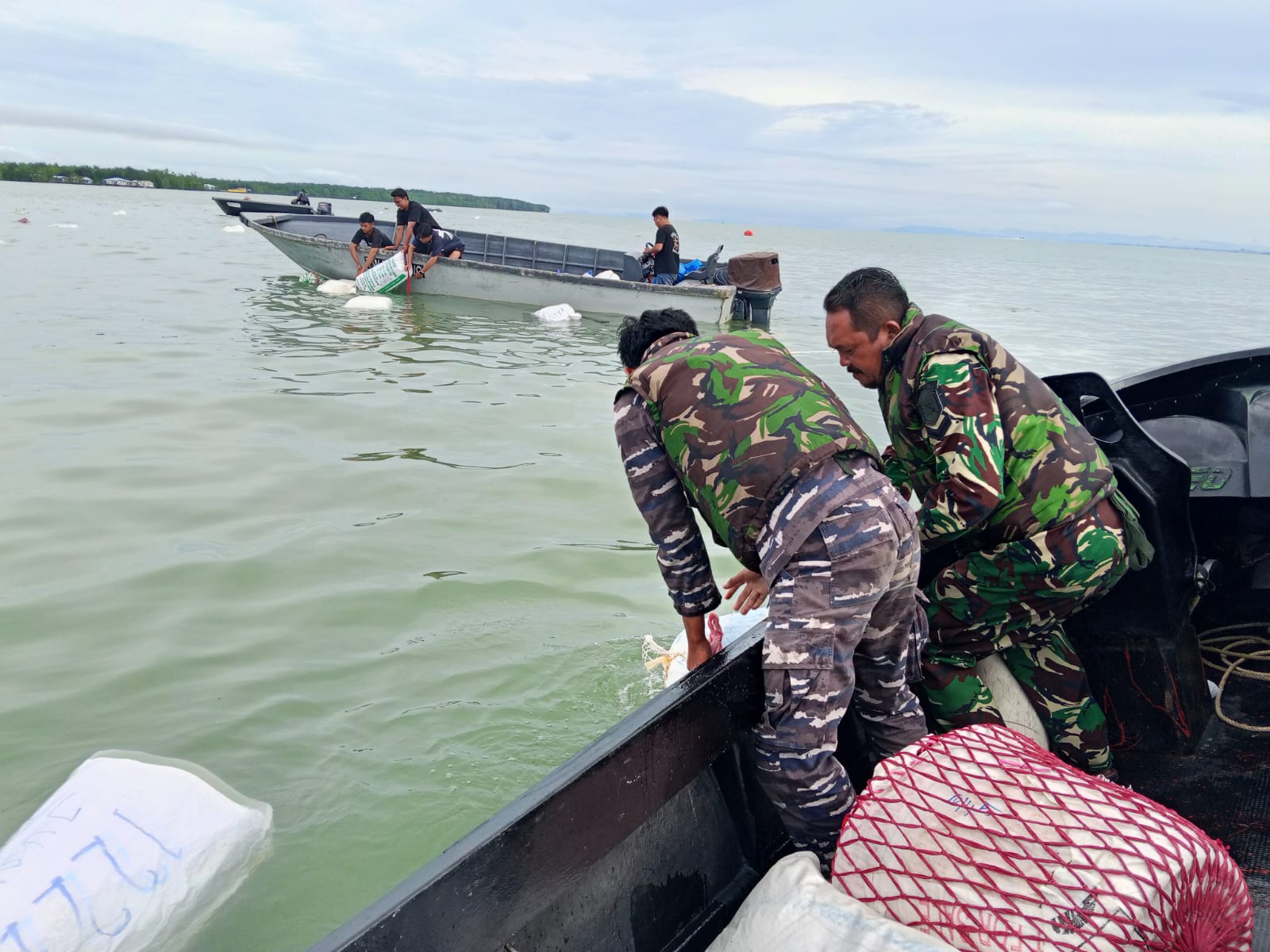 EVAKUASI: Sejumlah barang yang tenggelam, motoris dan speedboat di Sebatik, berhasil dievakuasi setelah nyaris tenggelam.FOTO:&nbsp;DOK LANAL NUNUKAN