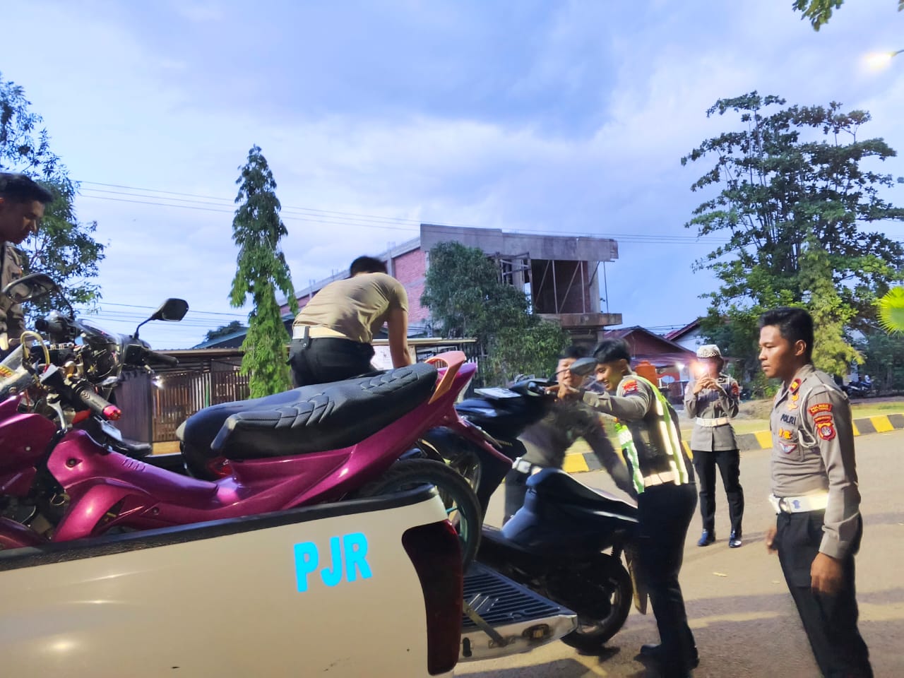 DITAHAN: Personel Satlantas Polres Tana Tidung mengamankan belasan kendaraan bermotor. (Foto: SOPIAN/RADAR TARAKAN)