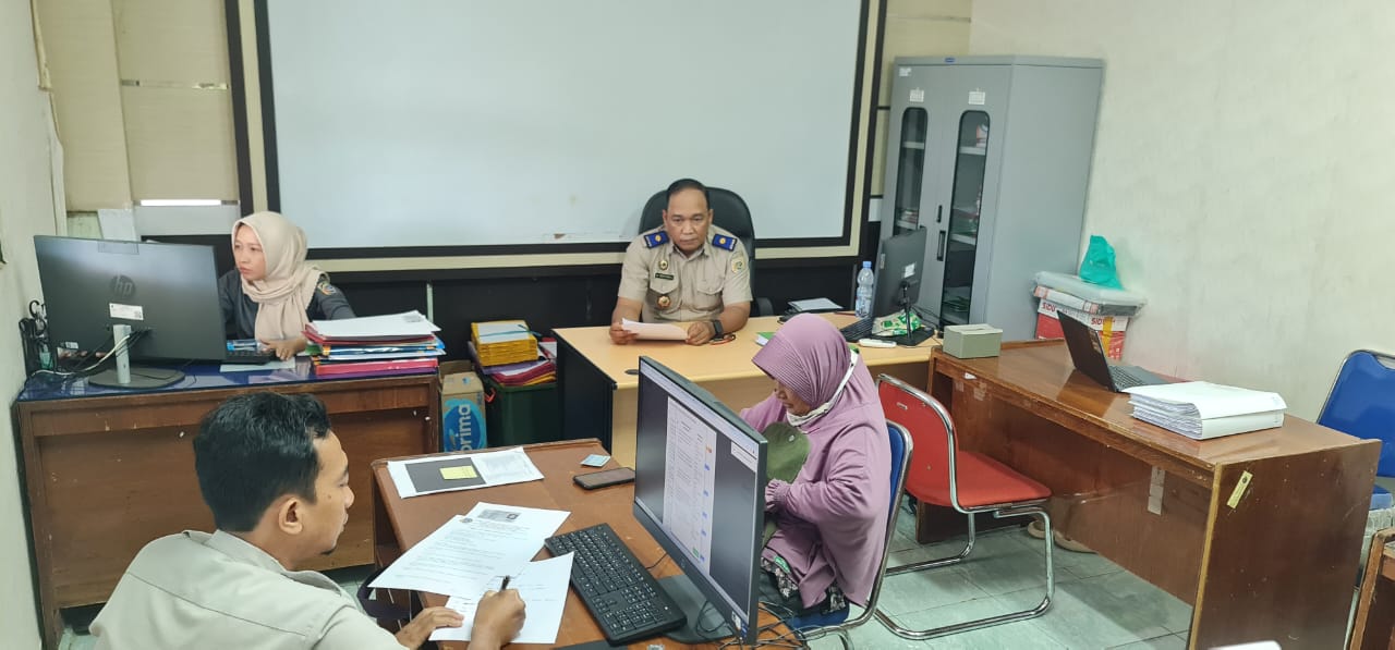 PELAYANAN : Petugas BPN Bulungan saat memberikan pelayanan kepada masyarakat.