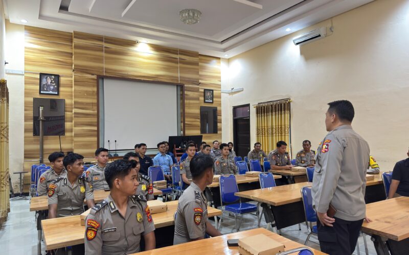 BERIKAN ARAHAN : Ketua Tim Supervisi memberikan arahan kepada personel Polresta Bulungan.