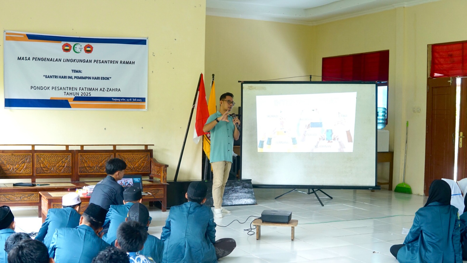 PAPARAN : Ketua PWI Bulungan saat memberikan matari dalam MPLP SMP&ndash;SMA Idrisiyyah Tanjung Selor