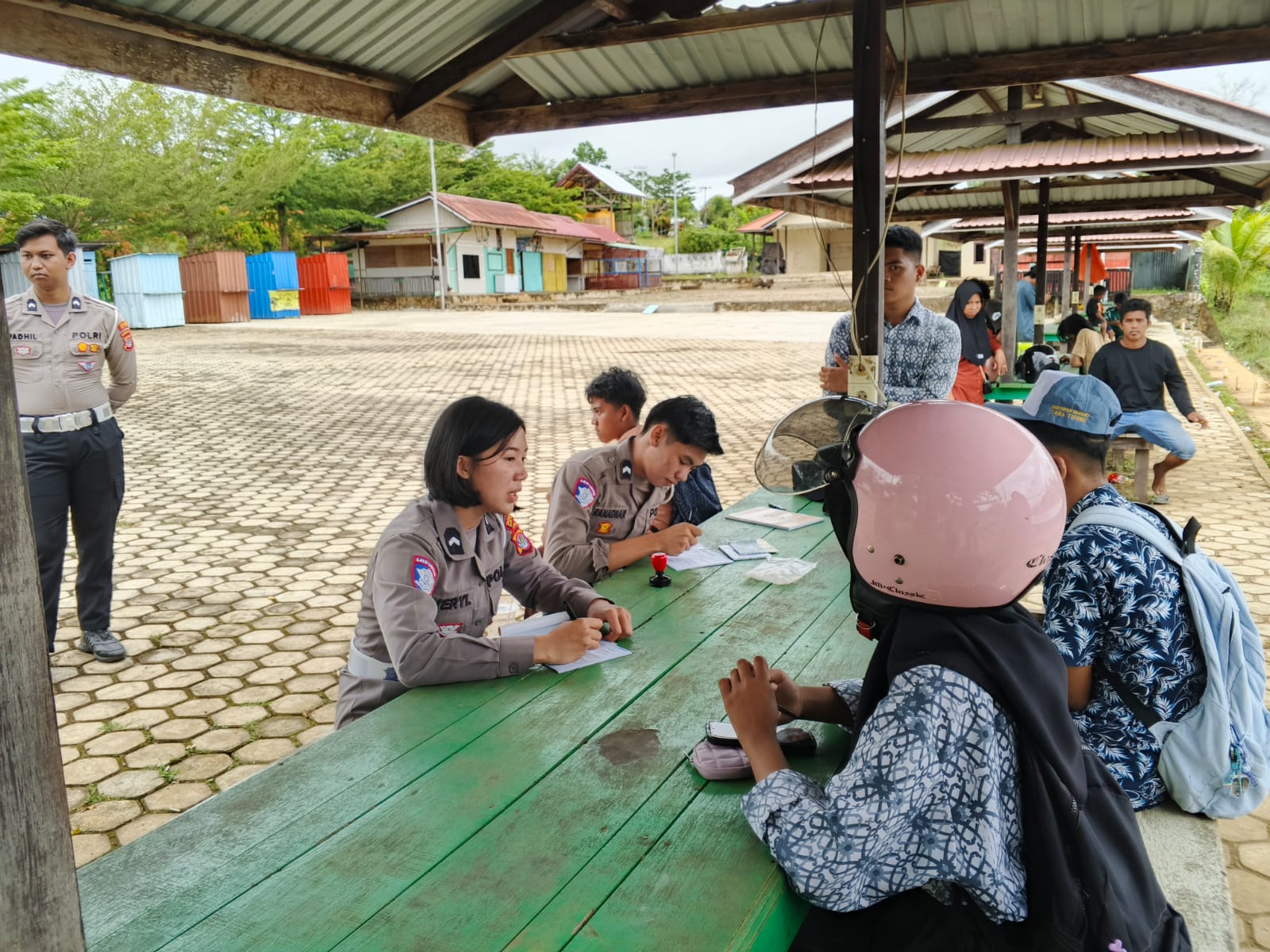 TERJARING: Sejumlah pengendara di bawah umur saat terjaring razia dan mendapat surat tilang. (FOTO: SOPIAN/RADAR TARAKAN)