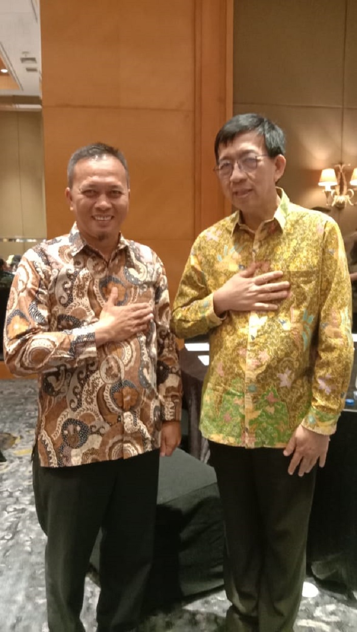 Sekretaris Disdikbud Tana Tidung Irdiansyah (kiri) dan Prof. Yohanes Surya.(FOTO: IST)
