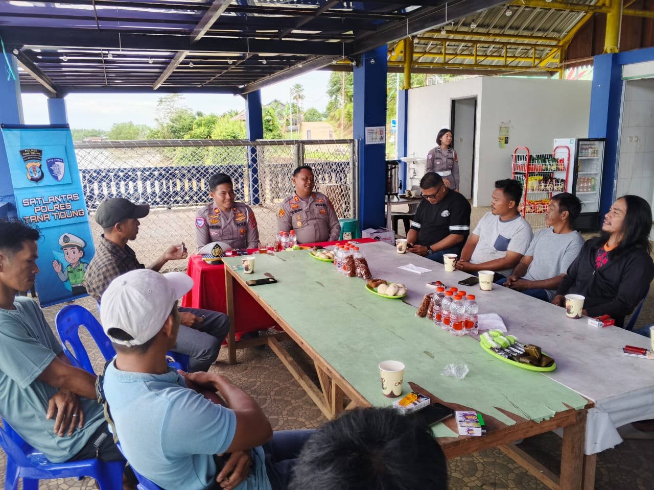 EDUKASI:Kapolres Tana Tidung AKBP Eko Nugroho "Ngopi Bareng" sopir truk, di Pelabuhan Keramat Tideng Pale, Kamis (17/7/202). FOTO:SOPIAN/RADAR TARAKAN