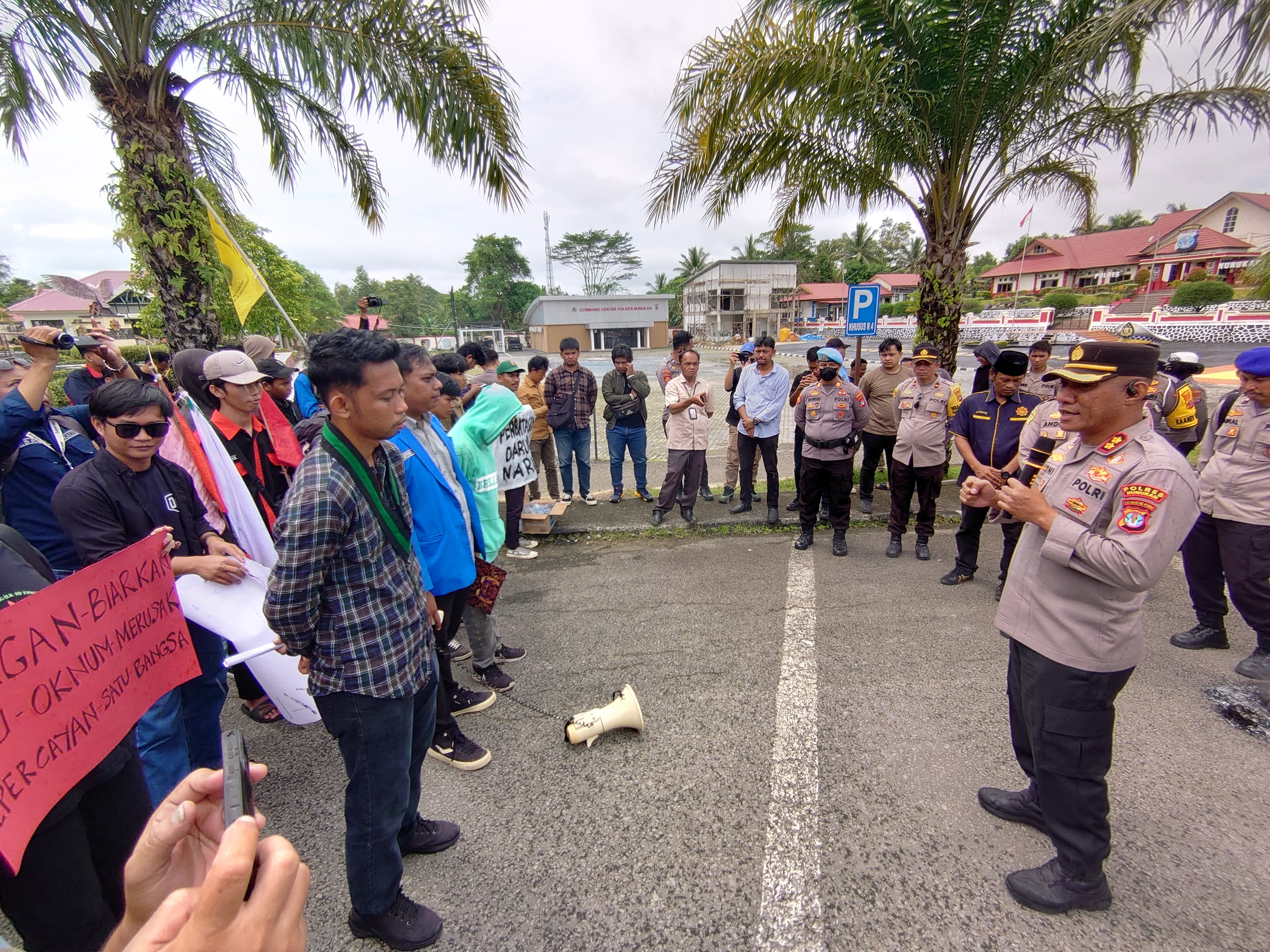 AKSI DAMAI: Kapolres Nunukan, AKBP Bonifasius Rumbewas datang menemui langsung para pengunjuk rasa di depan Mako Polres Nunukan.FOTO:&nbsp;RIKO ADITYA/RADAR TARAKAN