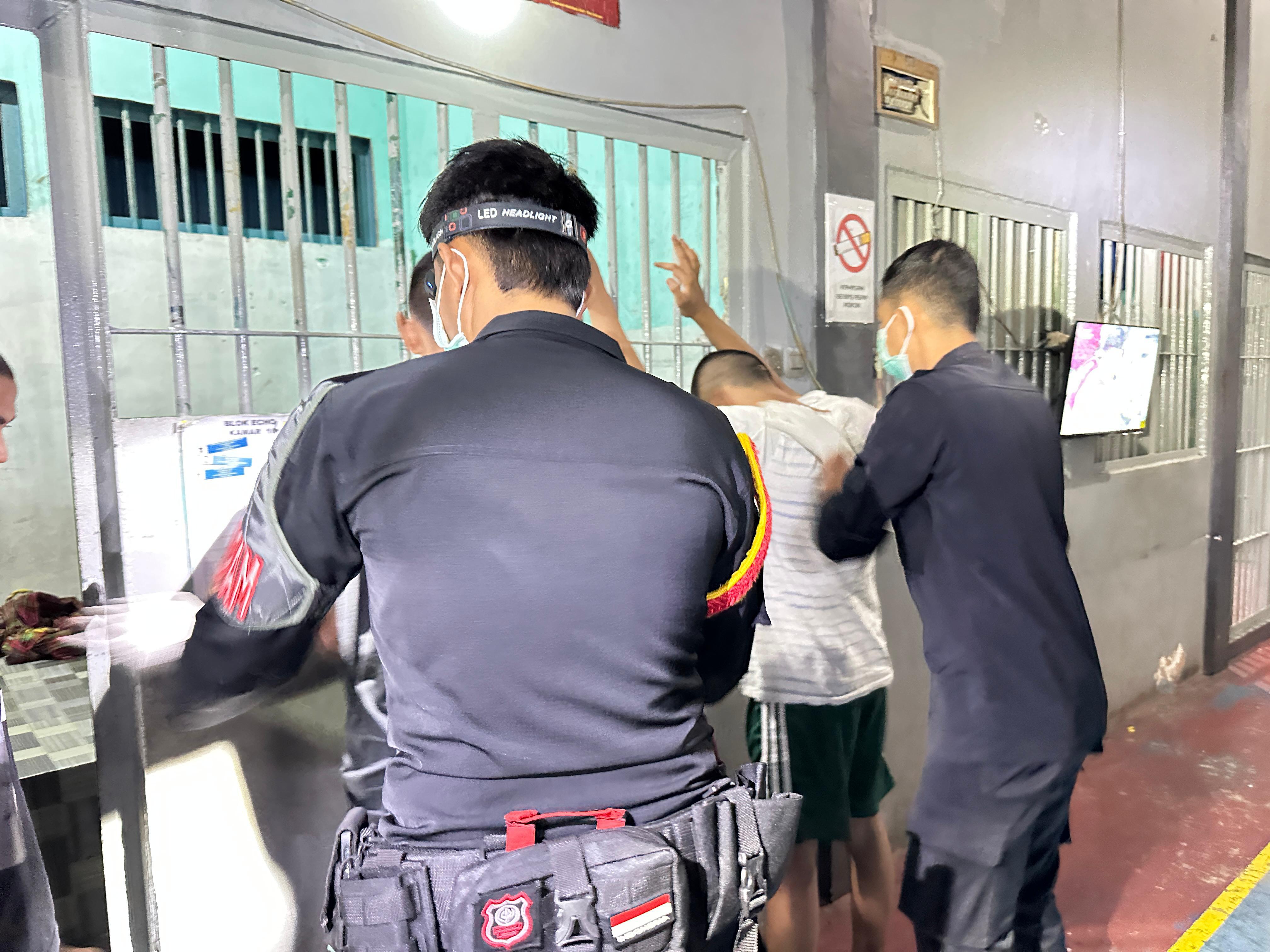 RAZIA : Petugas melakukan penggeledahan terhadap kamar hunian WBP.FOTO:&nbsp;LAPAS TARAKAN