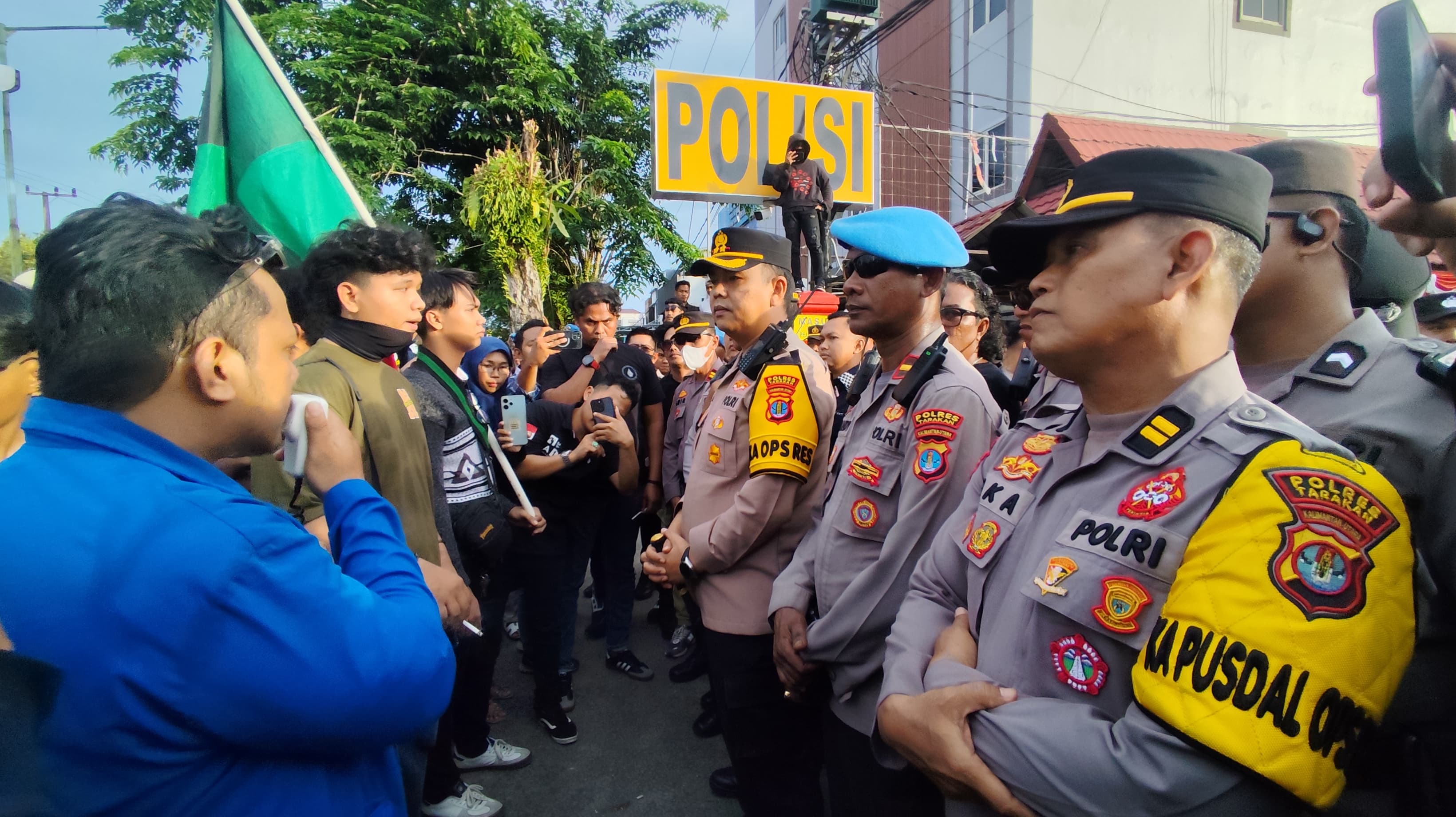 AKSI: Kapolres Tarakan saat menemui massa aksi.FOTO:&nbsp;NATANAEL/RADAR TARAKAN.