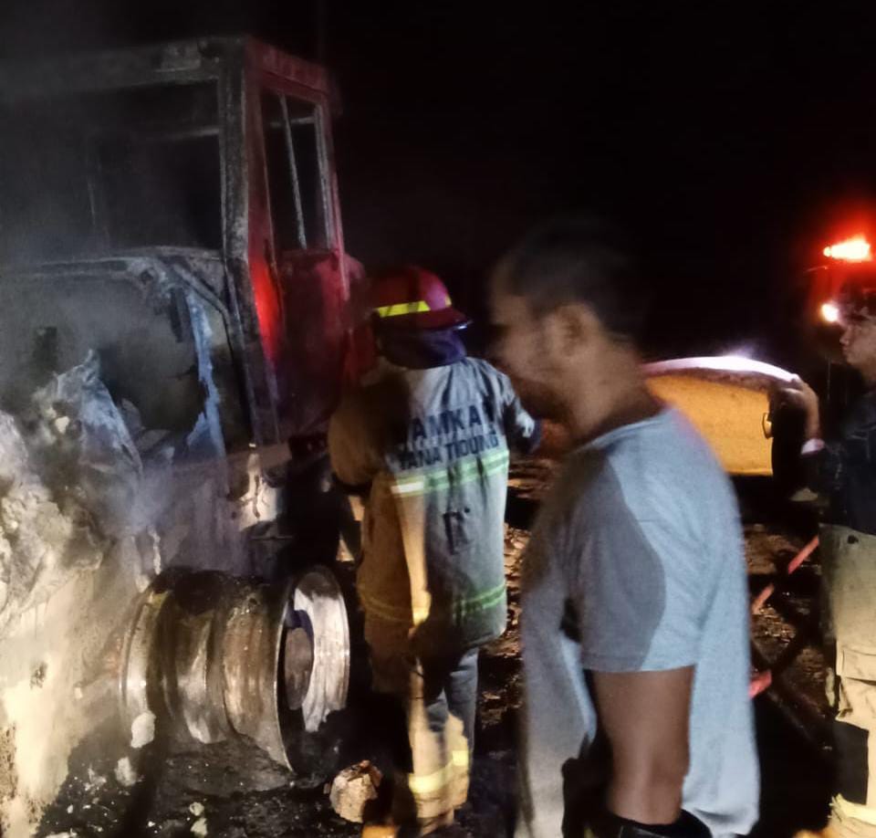 LUDES: Satu unit alat berat terbakar dini hari tadi.(FOTO:IST)