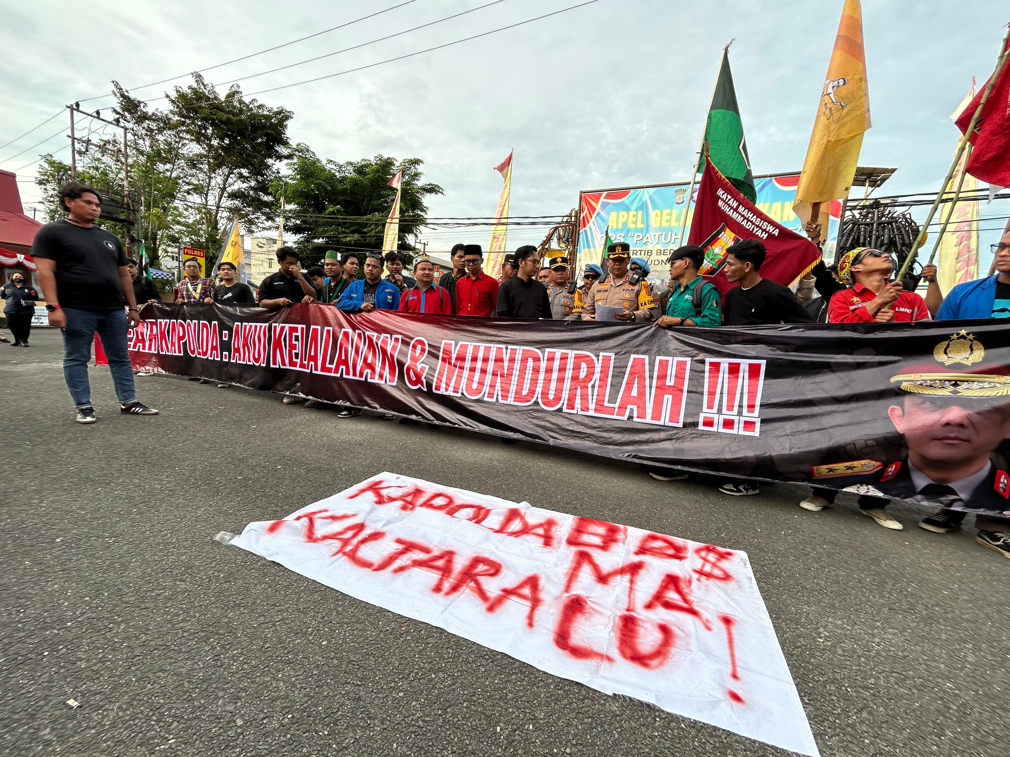 AKSI : Puluhan mahasiswa yang tergabung dalam Aliansi Aksi Serentak Kaltara melakukan aksi di Kota Tarakan.FOTO:&nbsp;ELIAZAR/RADAR TARAKAN