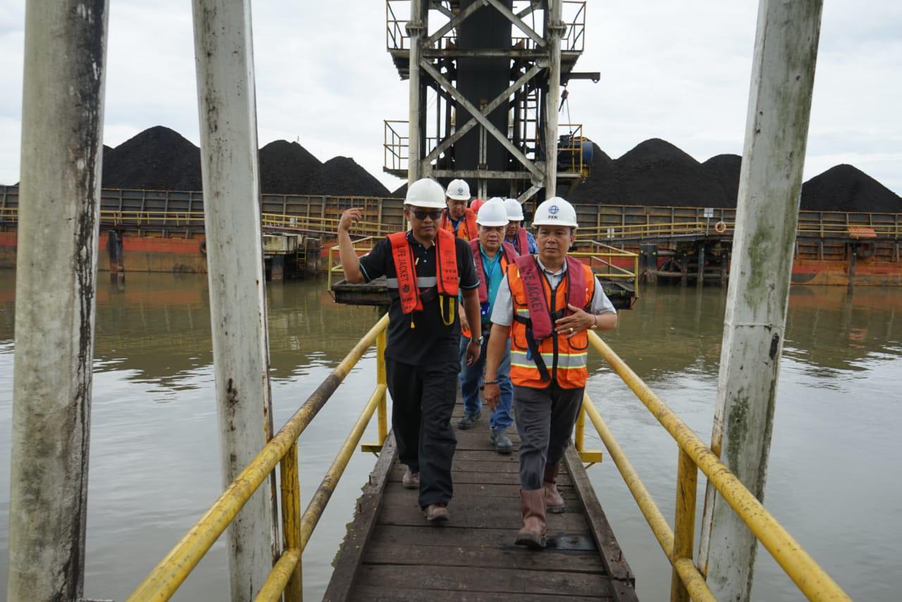 KUNKER: Wabup Bulungan meninjau langsung dermaga Jetty milik perusahaan. FOTO: Hendra/Radar Tarakan