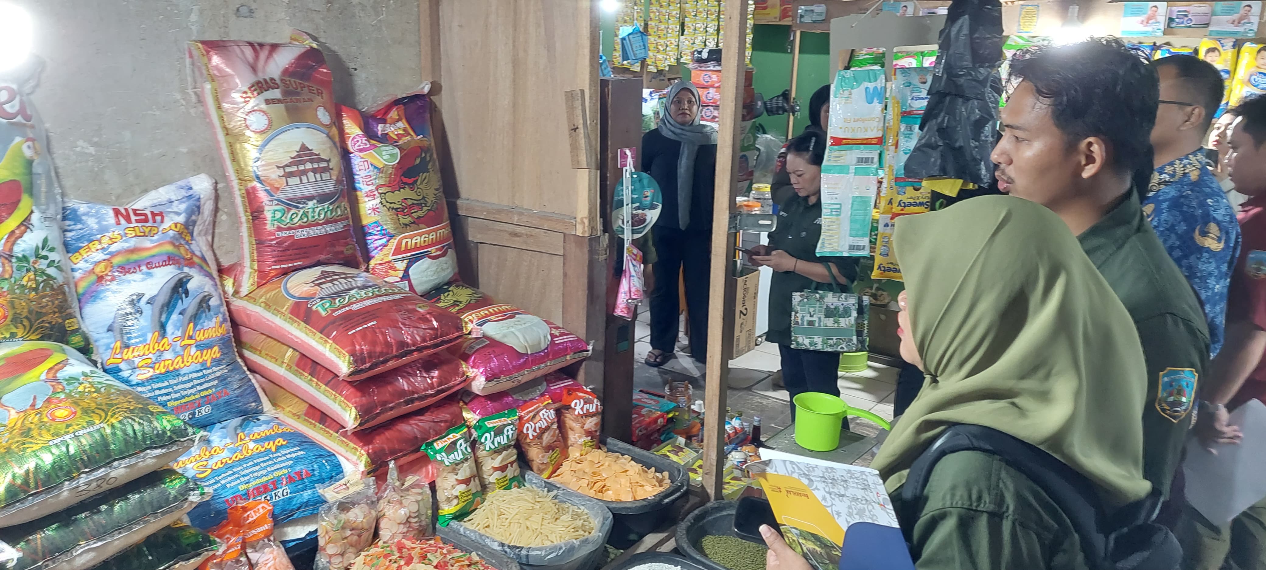 PENGAWASAN: Satgas Pangan Kaltara saat melakukan pengawasan di Pasar Induk.