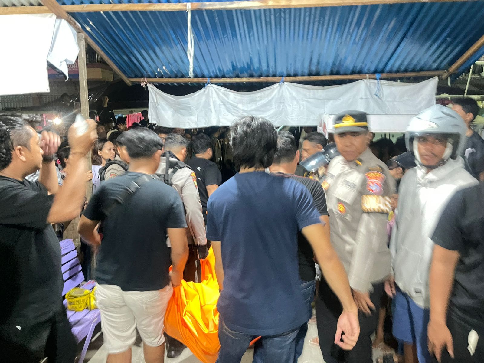 ISTIMEWA  DIEVAKUASI: Korban yang dievakuasi oleh pihak kepolisian untuk dibawa ke rumah sakit dan dilakukan visum.
