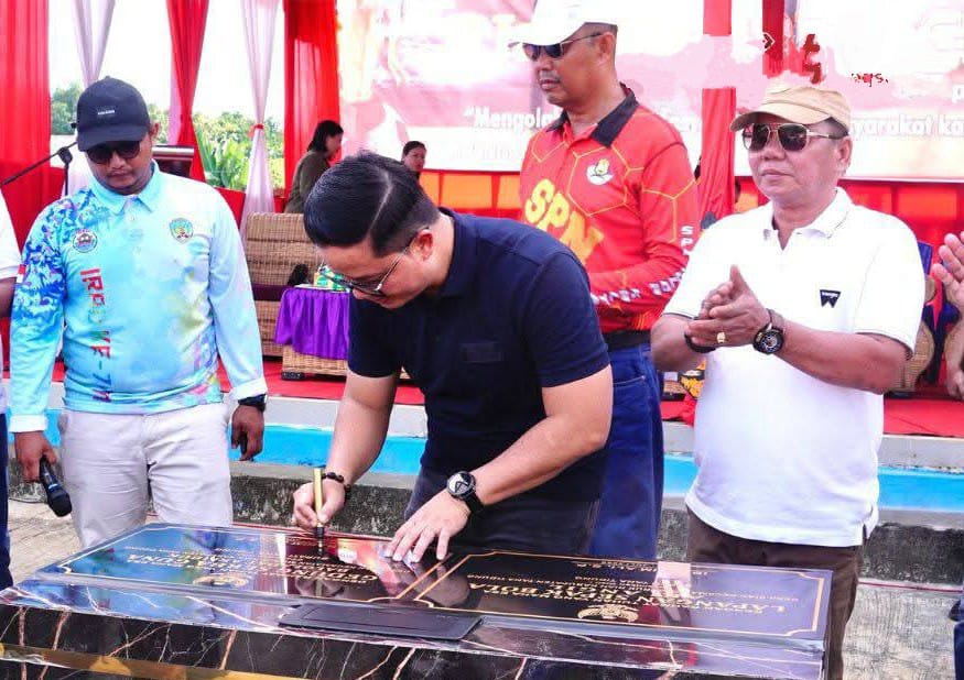 SAPRAS:Bupati Ibrahim Ali meresmikan lapangan sepak bola Aki Angil dan Balai Adat Aku Ibuk.(FOTO:IST)