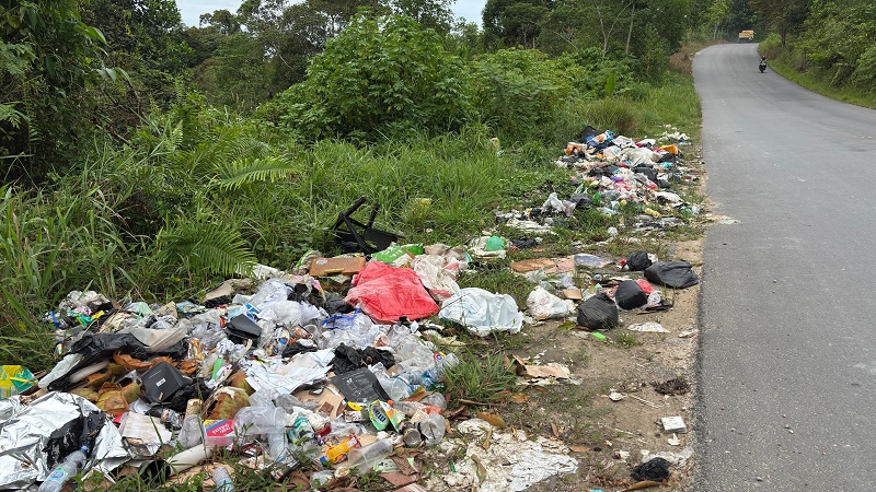 KURANG KESADARAN: Kondisi wilayah Gunung Selatan yang dipenuhi sampah sepanjang pinggir jalan raya.FOTO:&nbsp;WILDAN/RADAR TARAKAN