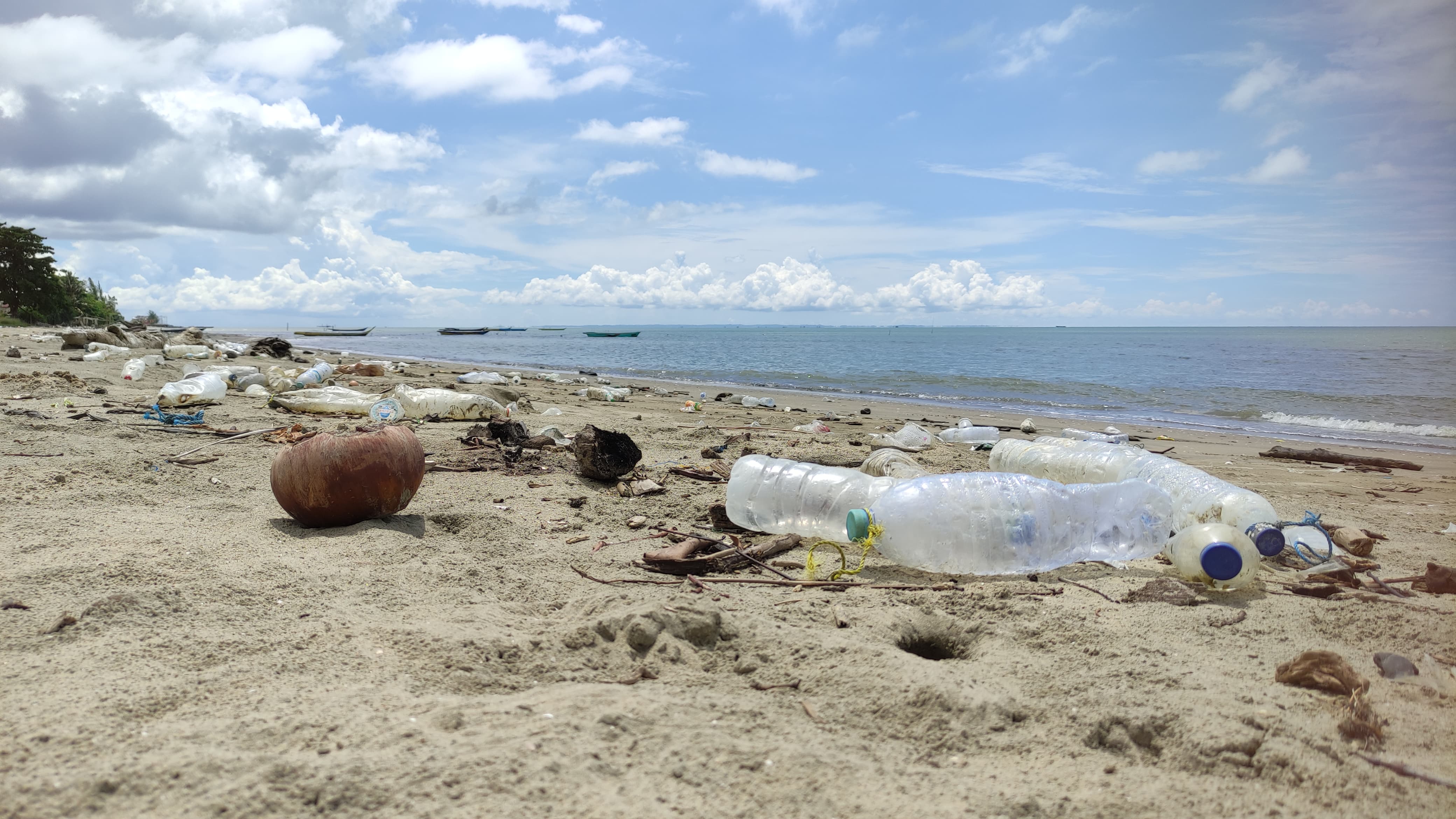 SAMPAH PESISIR: Kondisi sampah di wilayah pesisir Pantai Amal, Tarakan.FOTO:&nbsp;WILDAN/RADAR TARAKAN