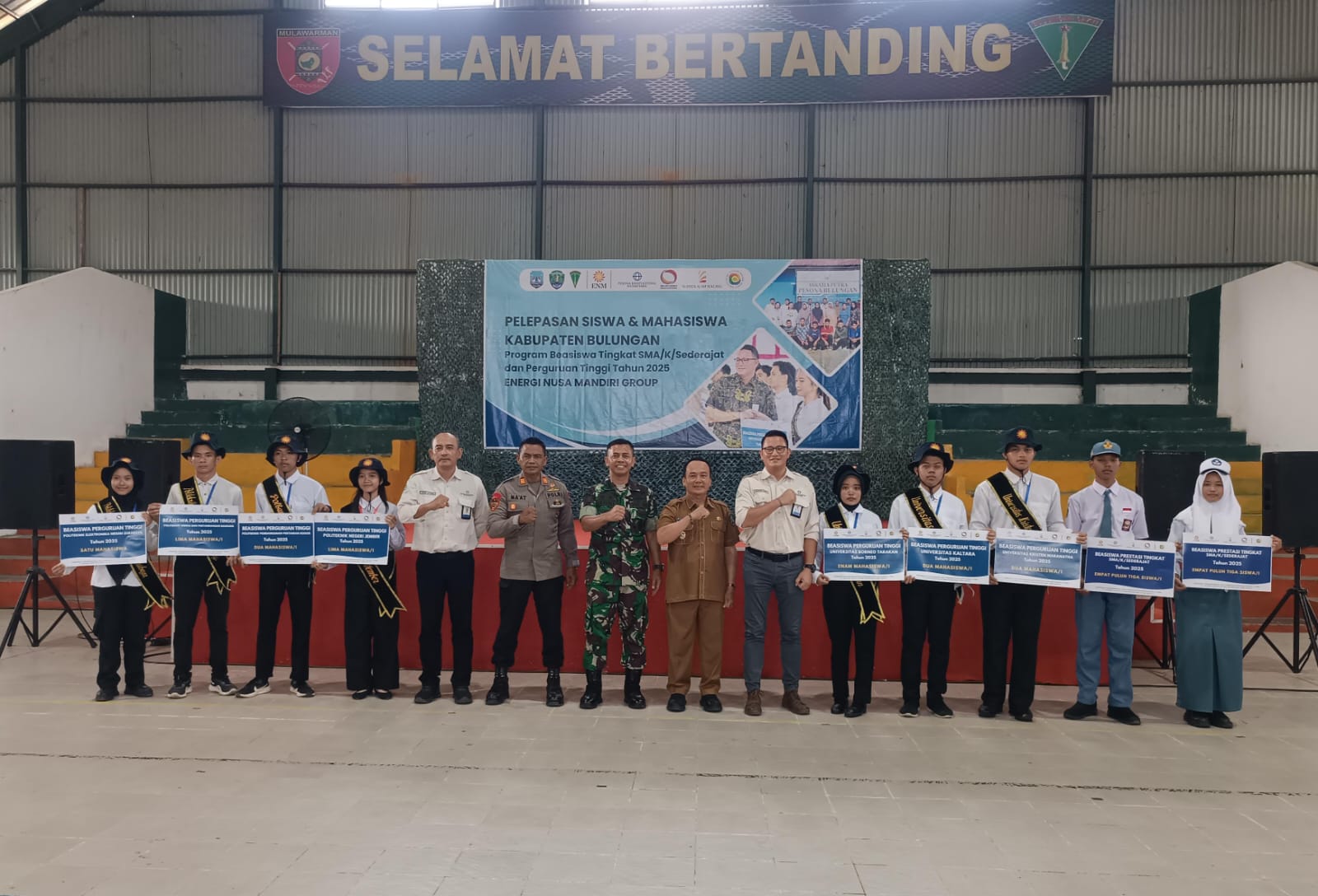 PENDIDIKAN: Direktur PT PKN, Rayendra Pradipta berfoto bersama tamu undangan dan penerima beasiswa PT PKN tahun 2025 di Brigif 24/BC. FOTO: IWAN K/RADAR TARAKAN