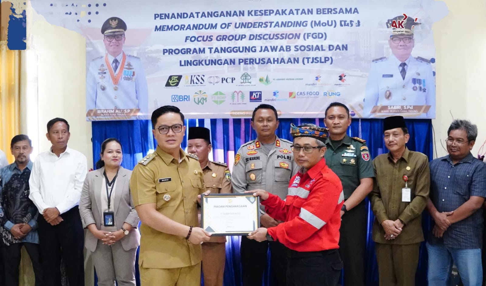 ABADIKAN MOMEN: Bupati Ibrahim Ali usai melakukan MoU dengan beberapa perusahaan.(FOTO: IST)