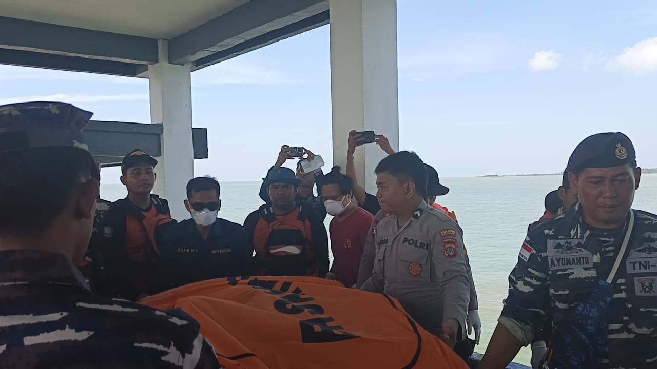 PENEMUAN KORBAN: Tim SAR gabungan akhirnya menemukan korban terakhir kapal sembako yang terbalik di Sebatik, dalam keadaan meninggal dunia. FOTO: DOK BASARNAS TARAKAN
