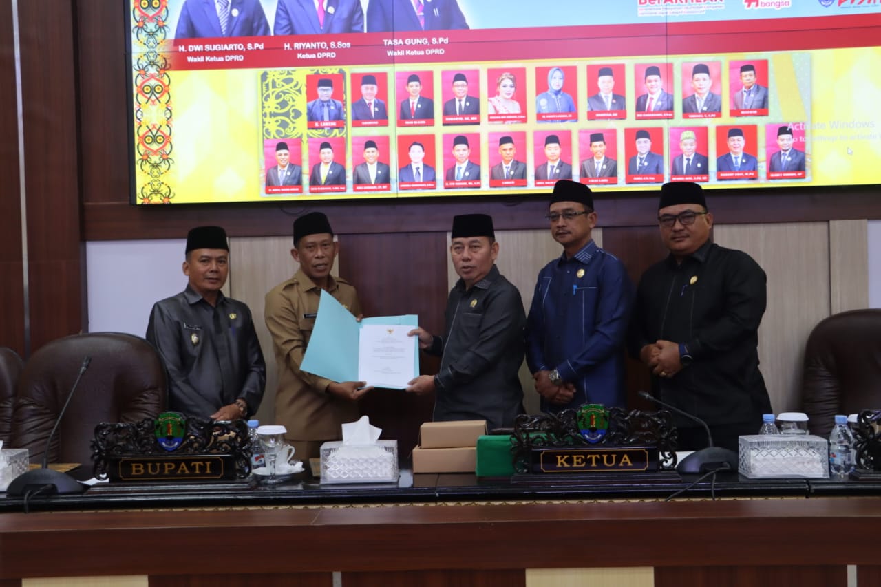 PARIPURNA : Bupati Bulungan menyerahkan nota jawaban atas pandangan fraksi.