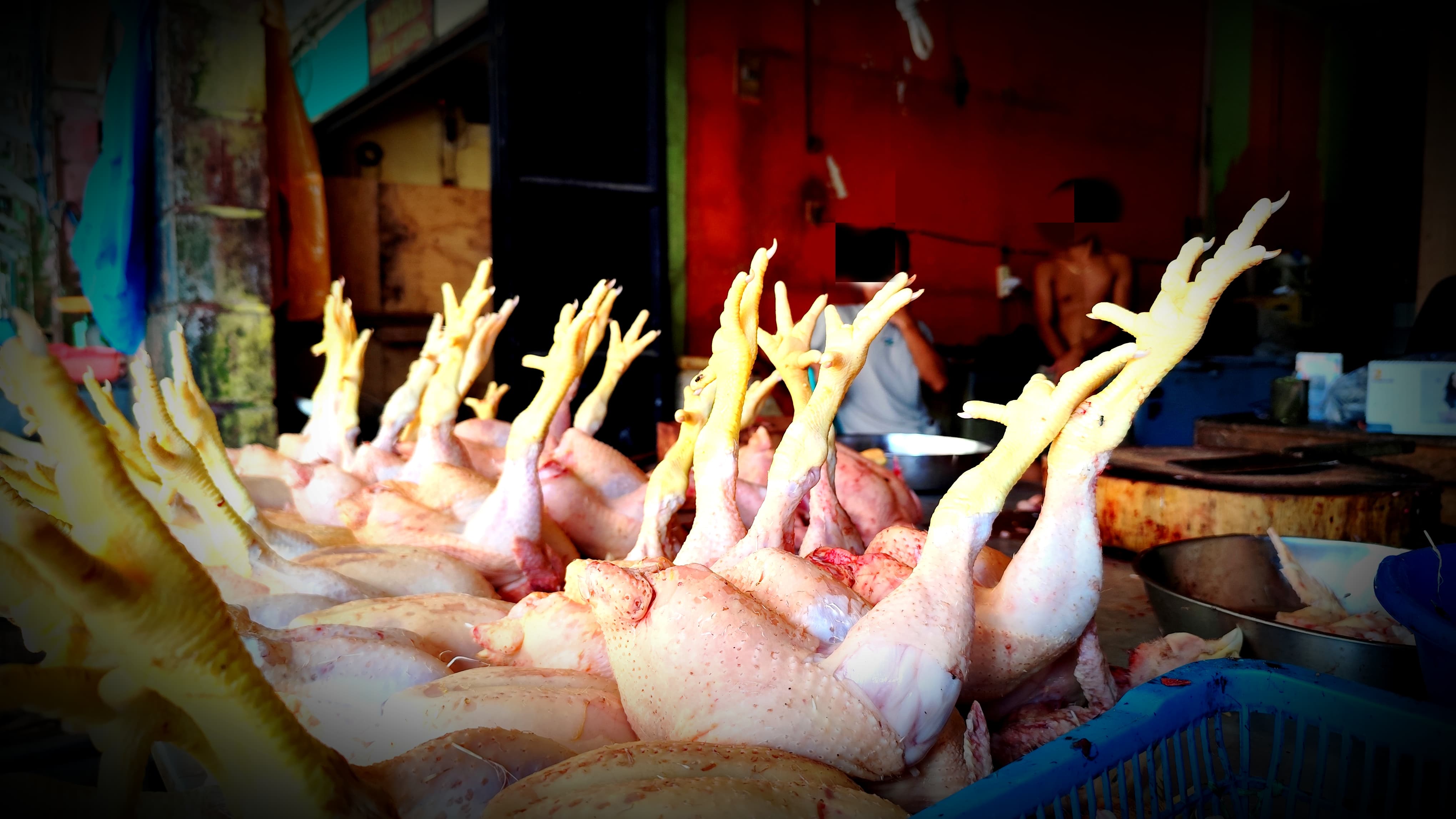 KELAYAKAN: Daging ayam segar yang di jual di pasar.foto:&nbsp;NATANAEL/RADAR TARAKAN.
