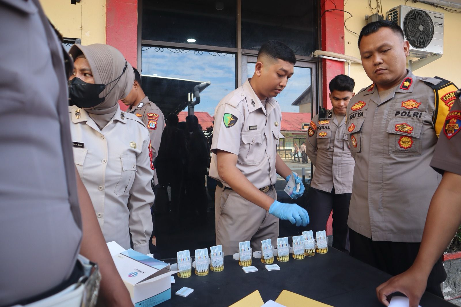 TES URINE: Personel Polres Tarakan yang dilakukan tes urine secara acak.FOTO: ELIAZAR/RADAR TARAKAN