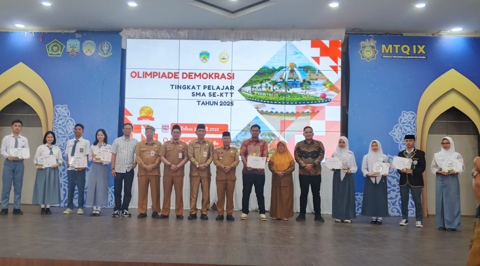 DEMOKRASI SEJAK DINI: Wabup Sabri berfoto bersama peserta dan kepala OPD yang hadir, usai penyerahan hadiah kepada para pemenang.(FOTO: IST)