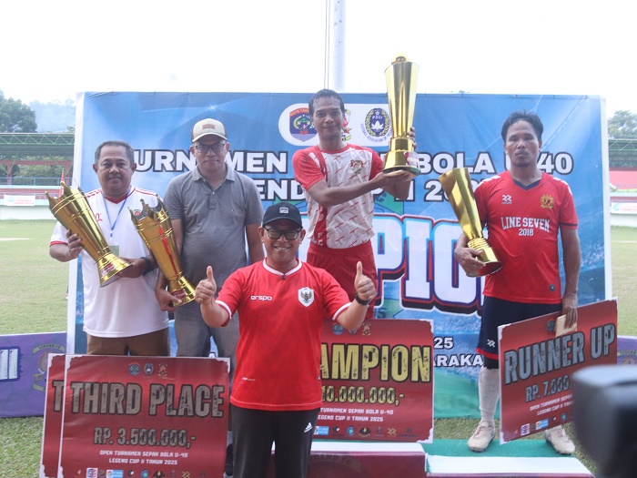 JUARA: Wakil Wali Kota Tarakan Ibnu Saud IS foto bersama dengan para juara Turnamen Sepak Bola U - 40 Legend Cup II tahun 2025 di Stadion Datu Adil Kota Tarakan.