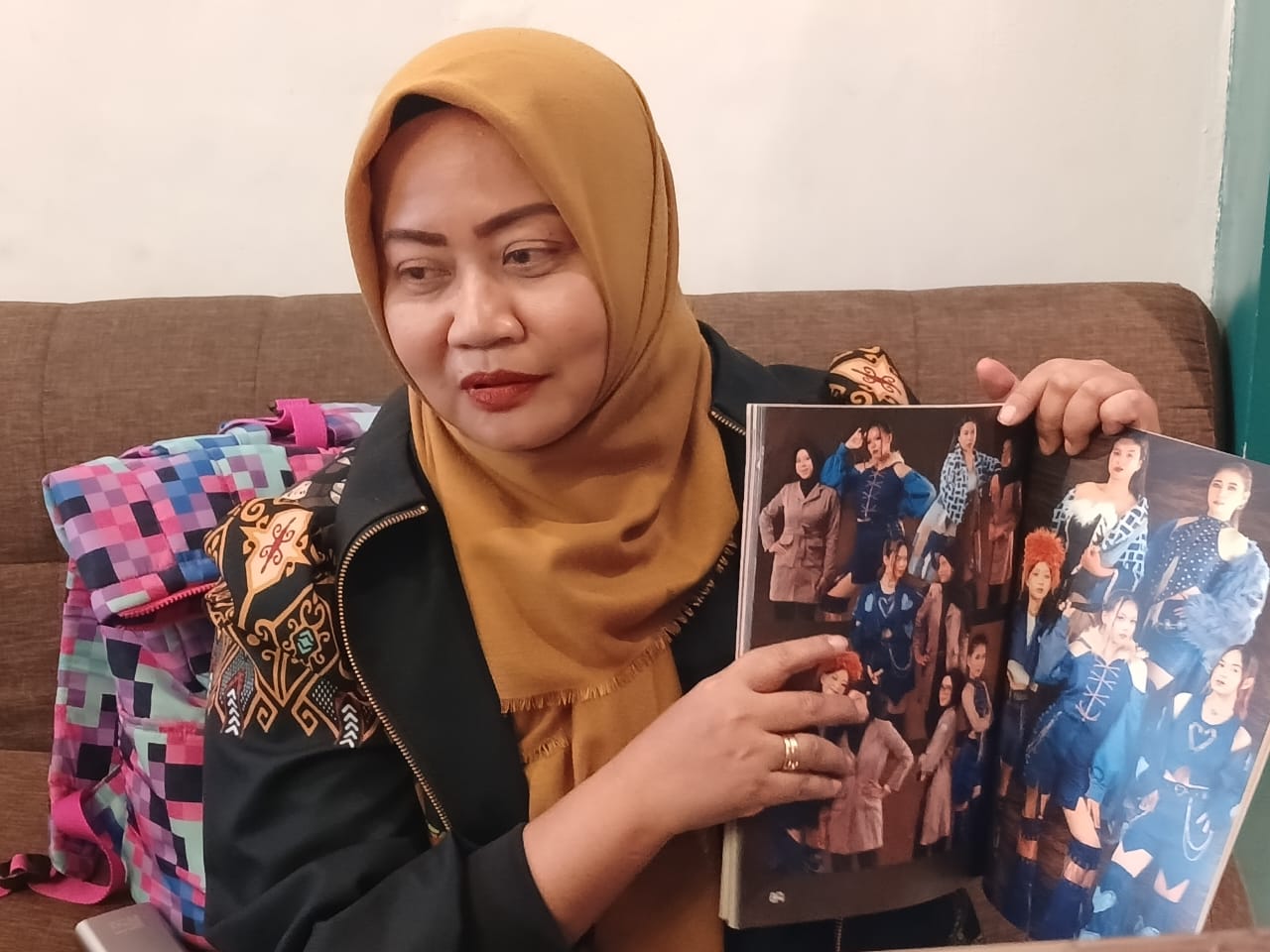 AGUS DIAN ZAKARIA/RADAR TARAKAN MEMPERLIHATKAN: Guru pembimbing memperlihatkan katalog desain busana muridnya yang akan diikutkan dalam JFW 2025