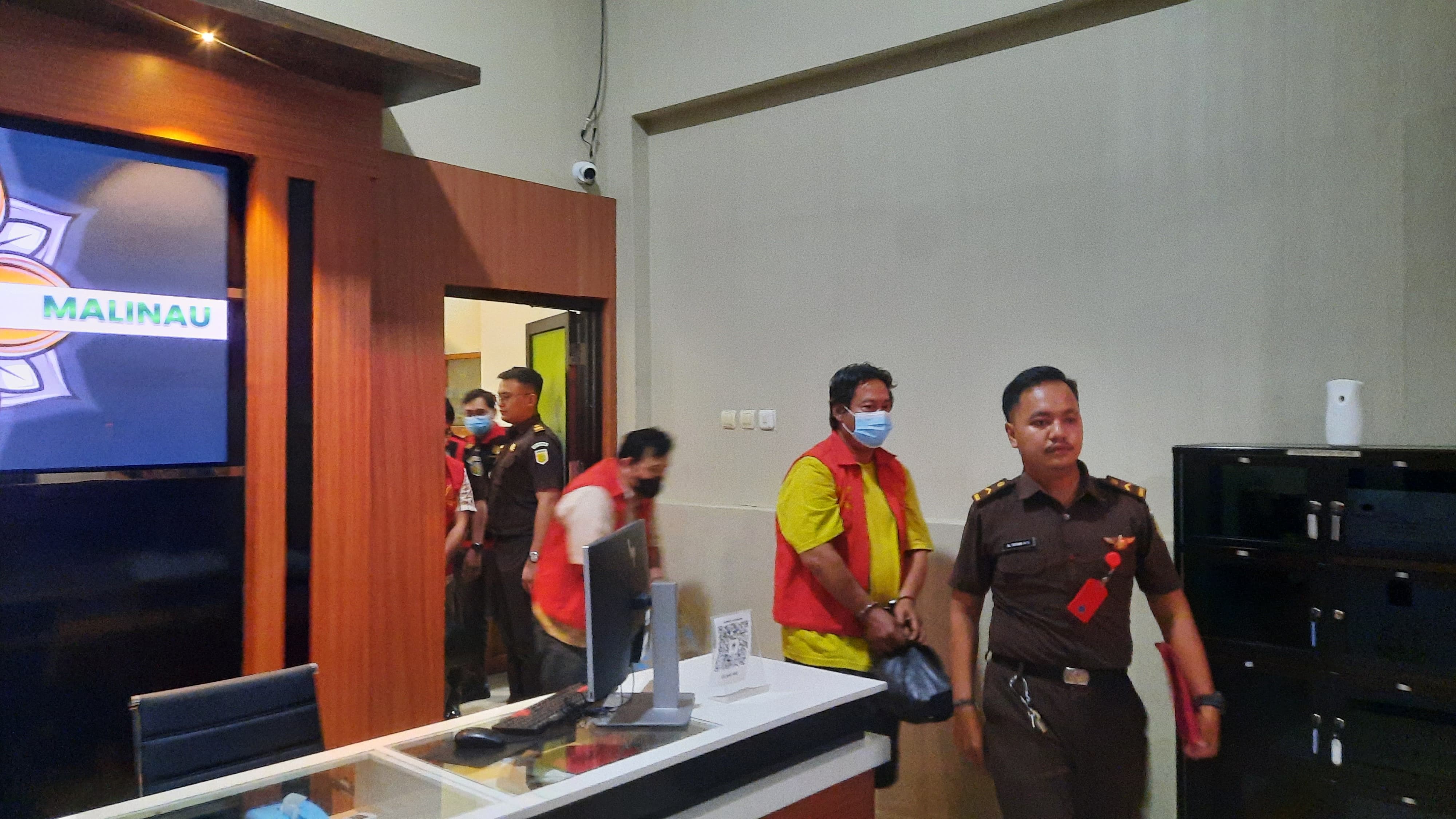 KORUPSI: Proses penahanan ketiga tersangka Tipikor Rehabilitasi Dermaga Speedboat Malinau di Kantor Kejaksaan Negeri Malinau. FOTO: DIPA/RADAR TARAKAN