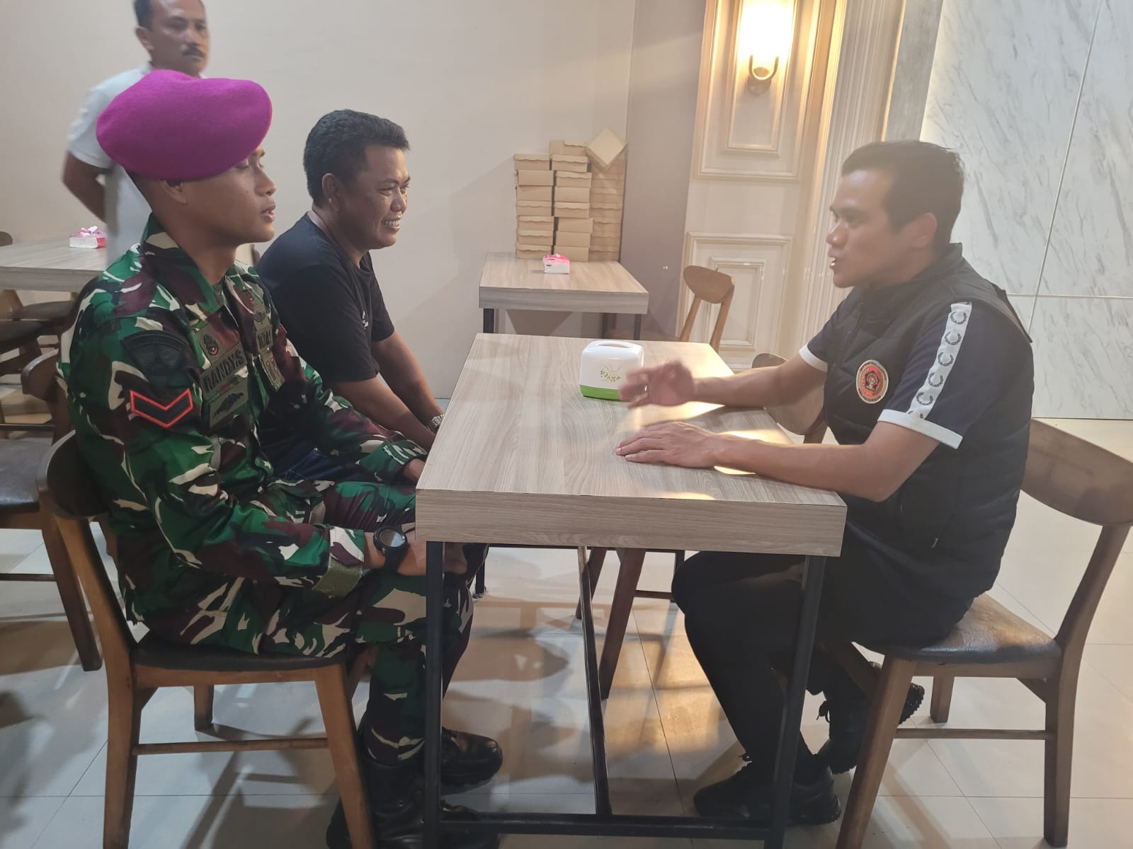MEMBANGGAKAN: Randy bersama orang tuanya Baharuddin ketika bertemu Bupati Nunukan, H. Irwan Sabri. FOTO: DOK PROKOMPIM