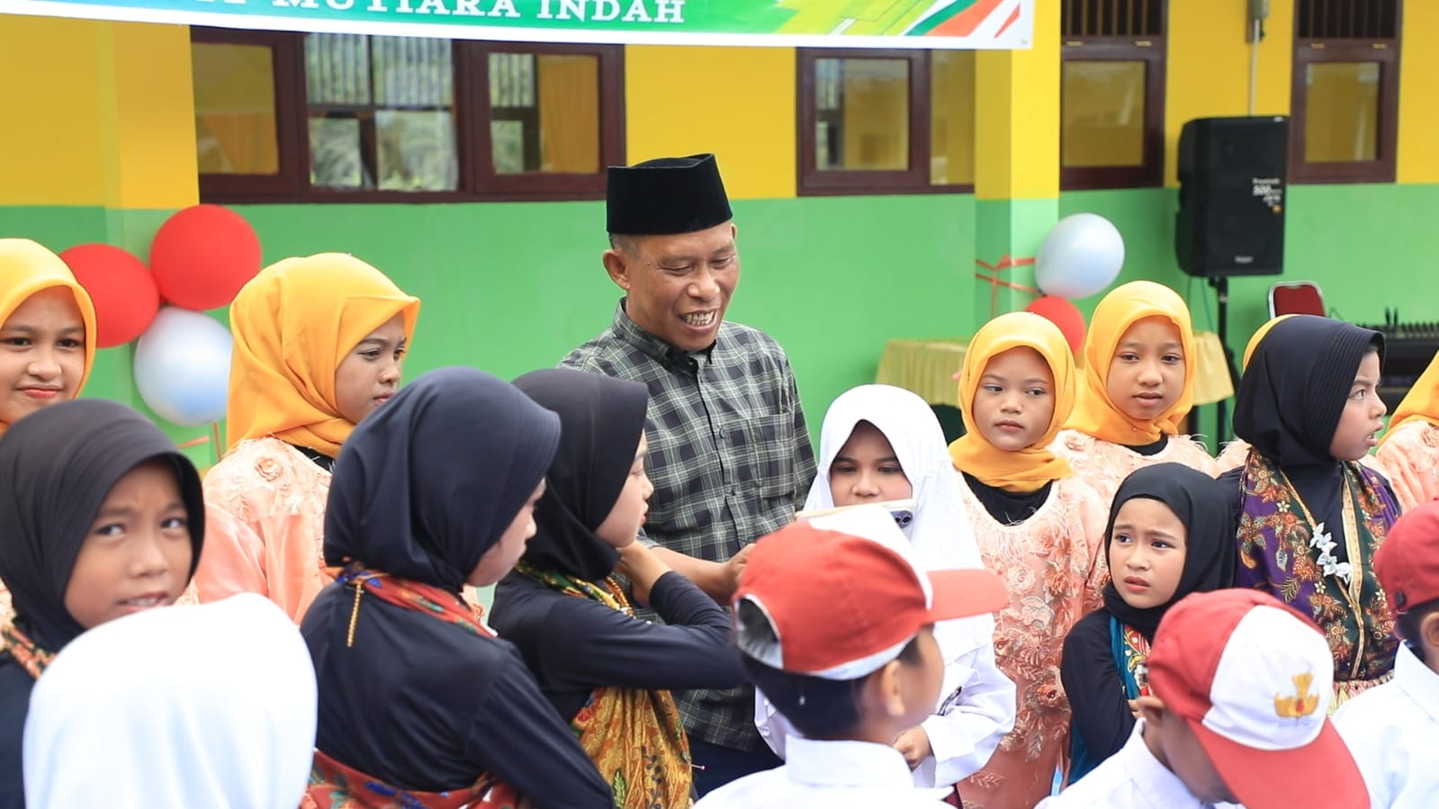 BERBAUR : Bupati Bulungan, Syarwani saat berbaur dengan pelajar di Bulungan.