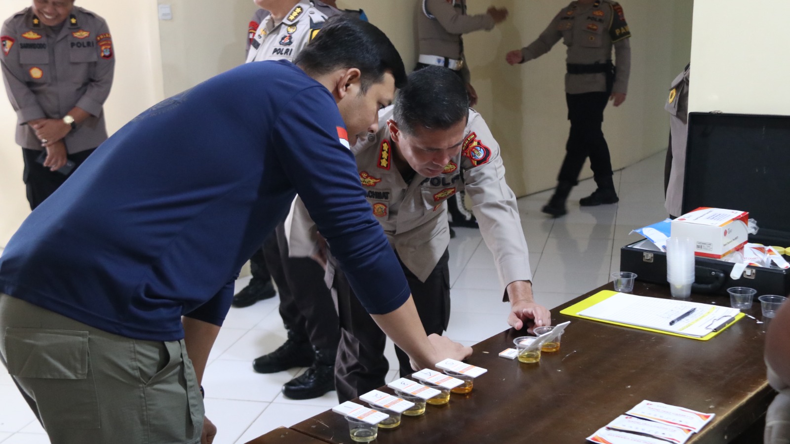 ANTISIPASI : PJU dan Pamen Polda Kaltara menjalani tes urine untuk mencegah narkoba.