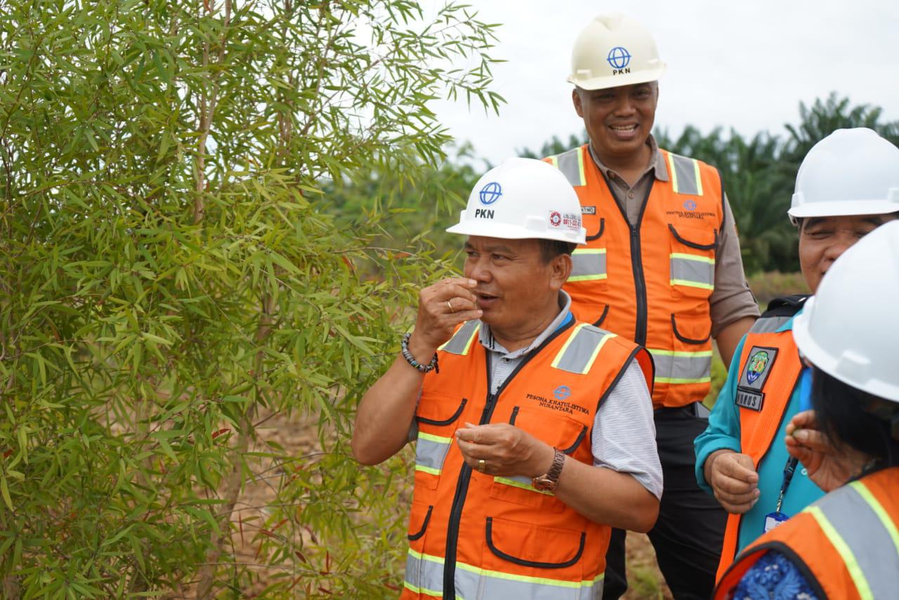 PERCONTOHAN : Wabup Bulungan saat berada di kawasan area pascatambang milik PT PK. (Hendra/Radar Tarakan)