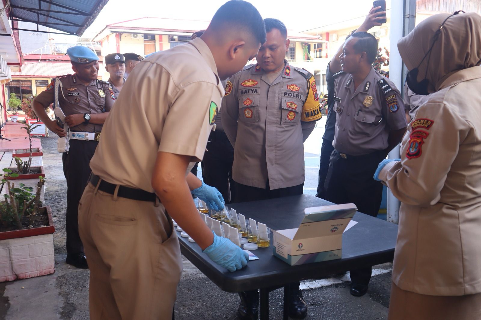 PENGAWASAN: Tes urine yang dilakukan Polres Tarakan merupakan upaya pengawasan terhadap personelnya.FOTO:&nbsp;ELIAZAR/RADAR TARAKAN
