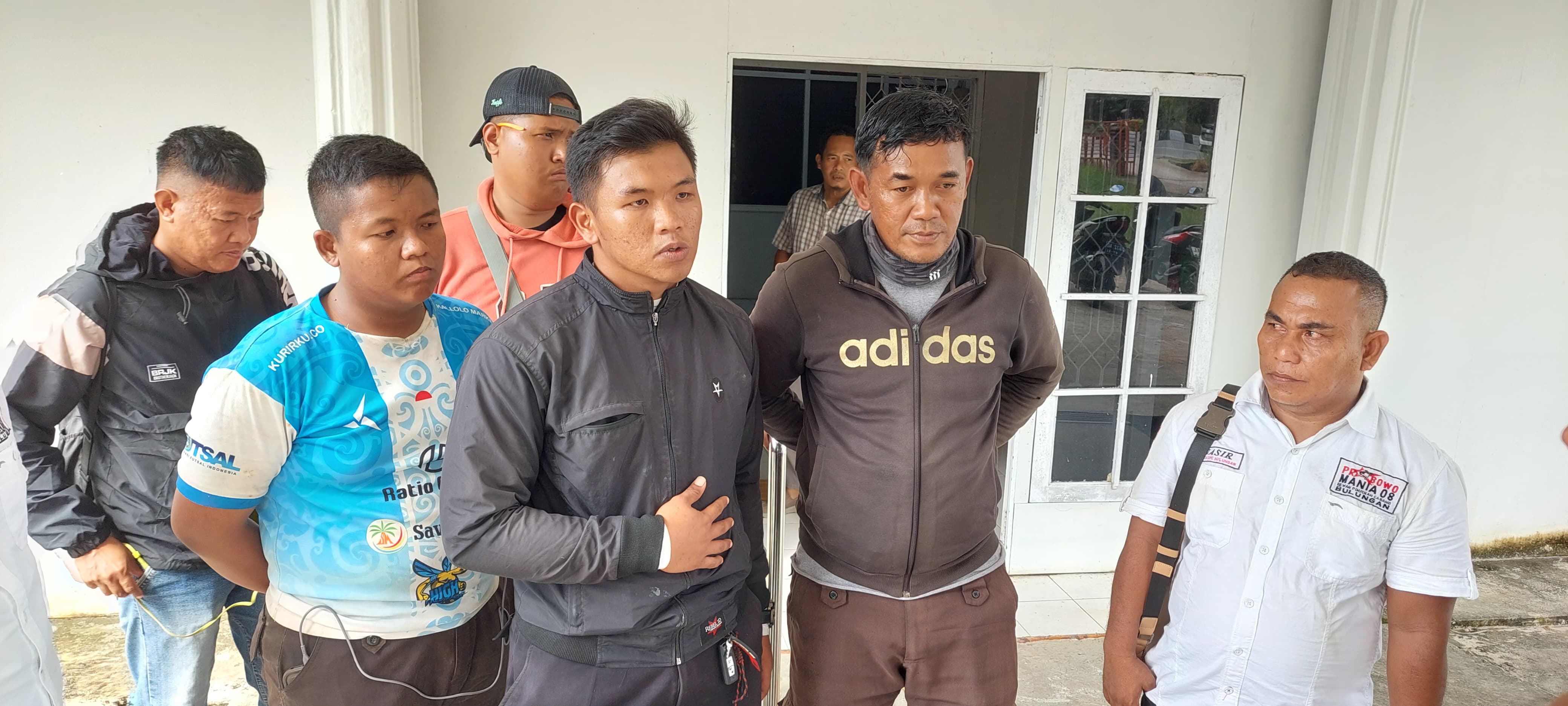 BERIKAN KETERANGAN: Sejumlah karyawan PT SSI saat memberikan keterangan.FOTO:&nbsp;PIJAI/RADAR TARAKAN