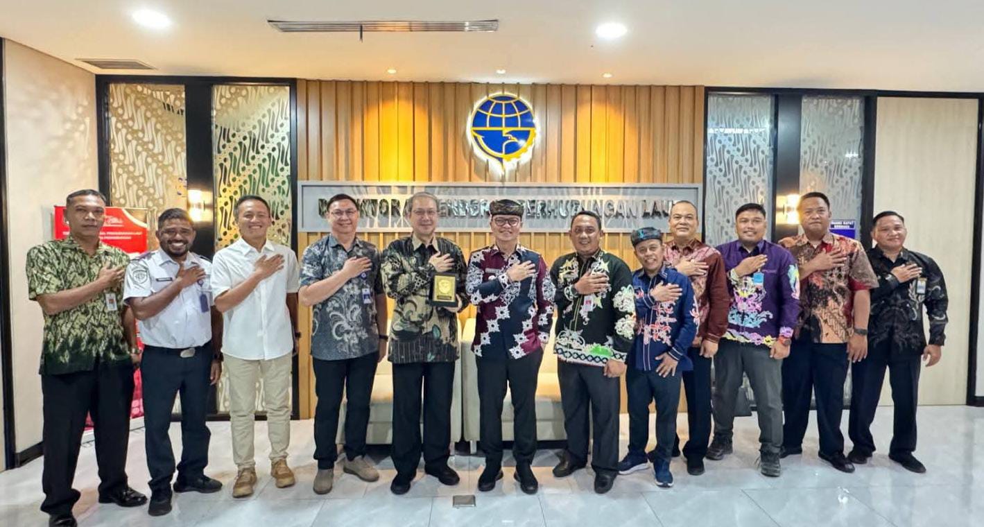 ABADIKAN MOMEN: Bupati Ibrahim Ali bersama rombongan melakukan foto bersama usai audiensi.(FOTO: IST)